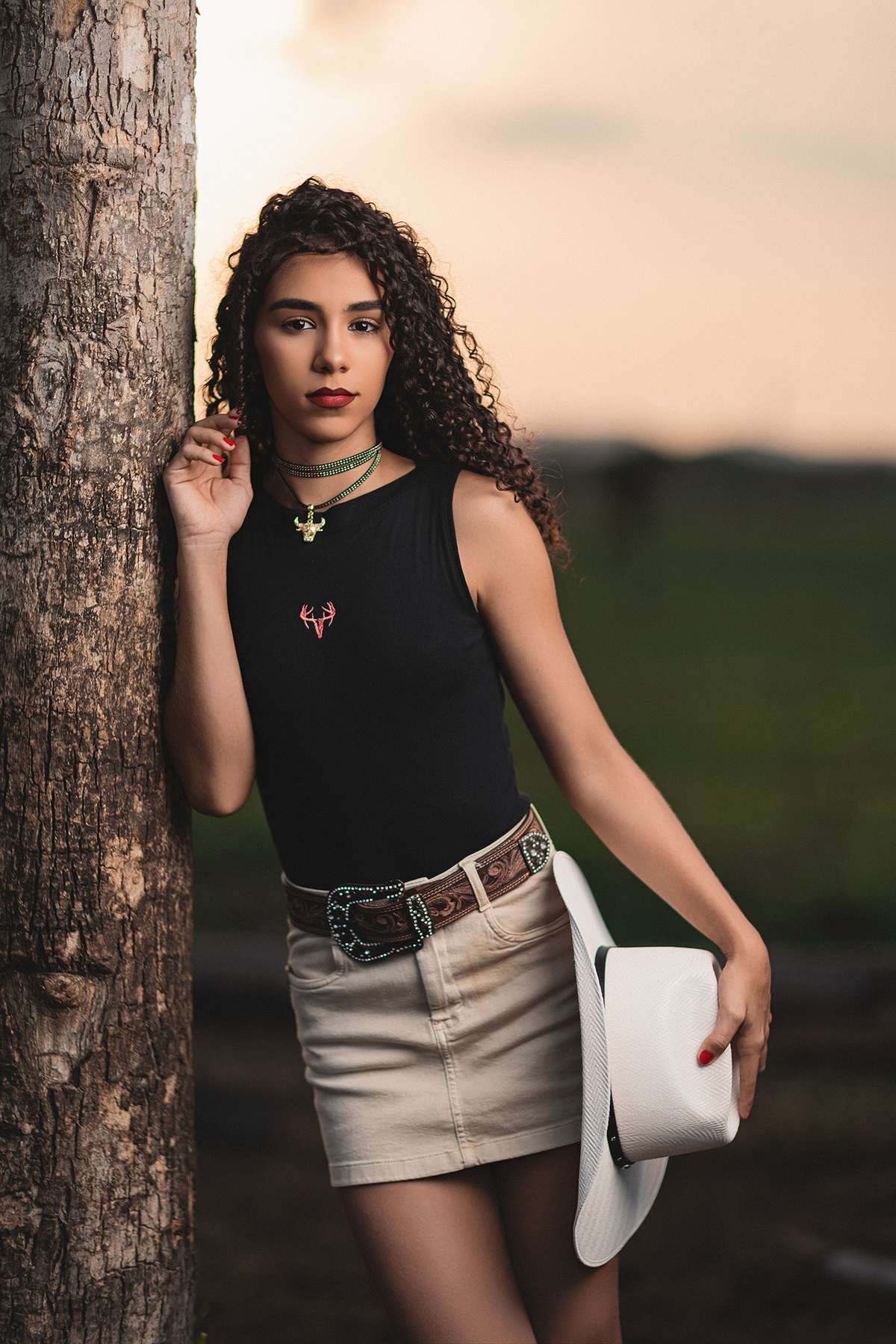 ensaio, feminino, ourilândia do norte, pará, fotógrafo flavio marques, xinguara, pará, cop30, ensaio, cowntry, fazenda, fim de tarde, por do sol, ensaio, trator, mulher, sorriso, maquiagem, cabelo, animais, cavalos, 