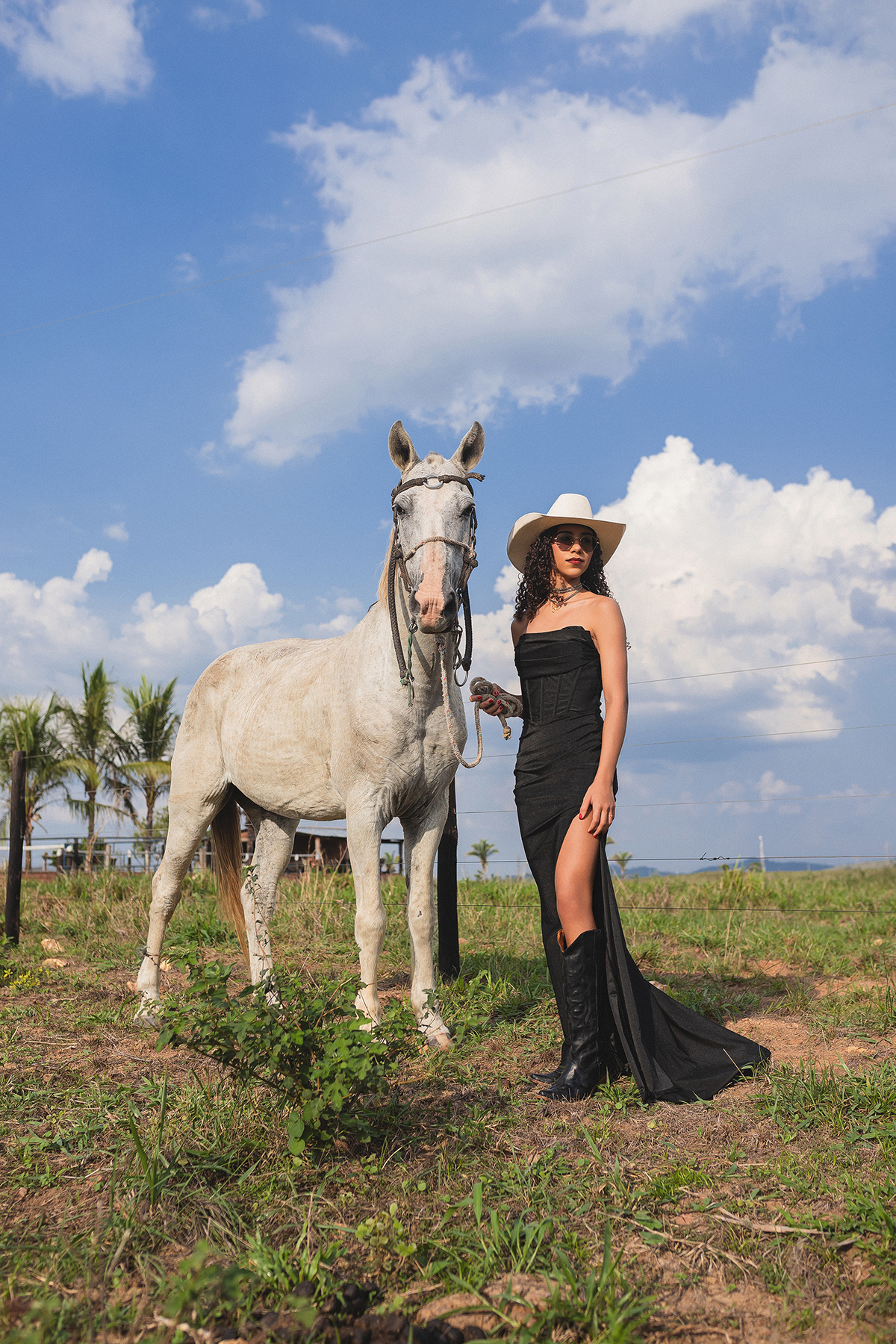 ensaio, feminino, ourilândia do norte, pará, fotógrafo flavio marques, xinguara, pará, cop30, ensaio, cowntry, fazenda, fim de tarde, por do sol, ensaio, trator, mulher, sorriso, maquiagem, cabelo, animais, cavalos, 