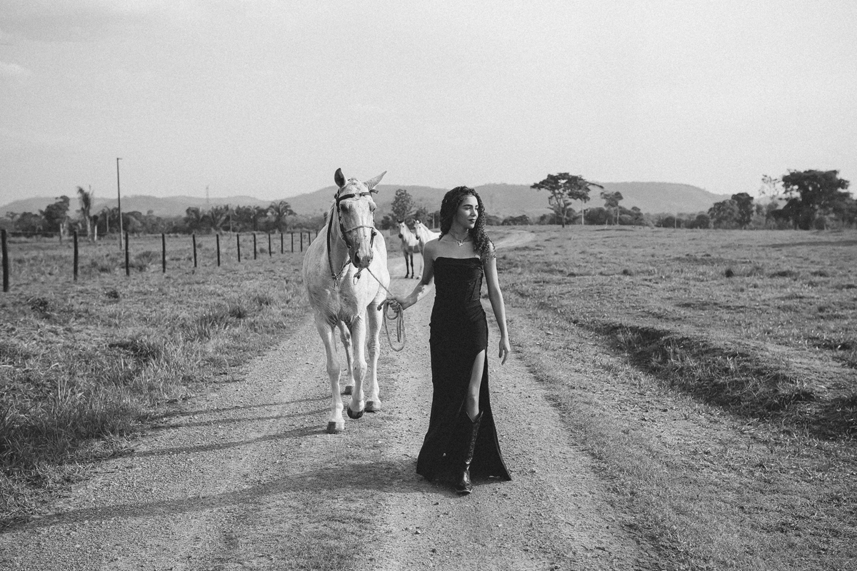 ensaio, feminino, ourilândia do norte, pará, fotógrafo flavio marques, xinguara, pará, cop30, ensaio, cowntry, fazenda, fim de tarde, por do sol, ensaio, trator, mulher, sorriso, maquiagem, cabelo, animais, cavalos, 