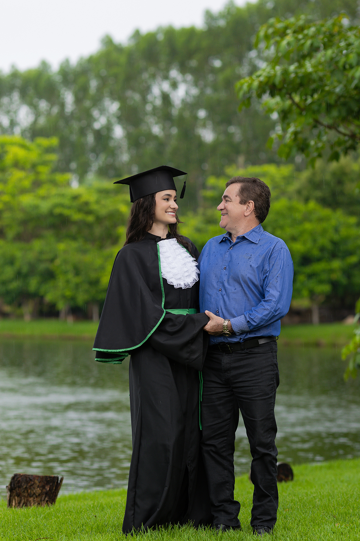 formando, ensaio, medicina, xinguara, familia, médicos, ester, rafael, navel veiculos, xinguara, fotos, externas, ensaio, chuva, mulher, homem, familia, fotos, criativas, flaviomarquesfotografias