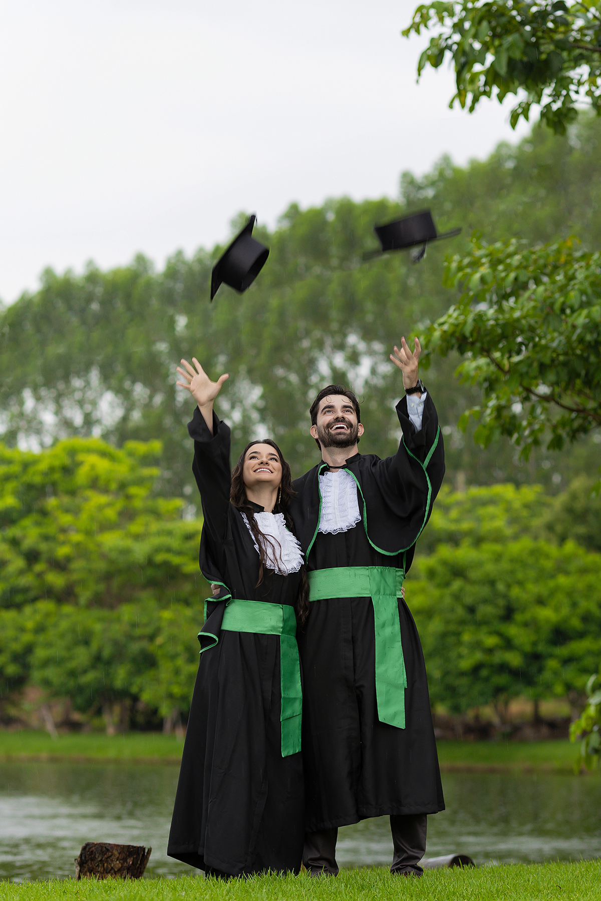 formando, ensaio, medicina, xinguara, familia, médicos, ester, rafael, navel veiculos, xinguara, fotos, externas, ensaio, chuva, mulher, homem, familia, fotos, criativas, flaviomarquesfotografias