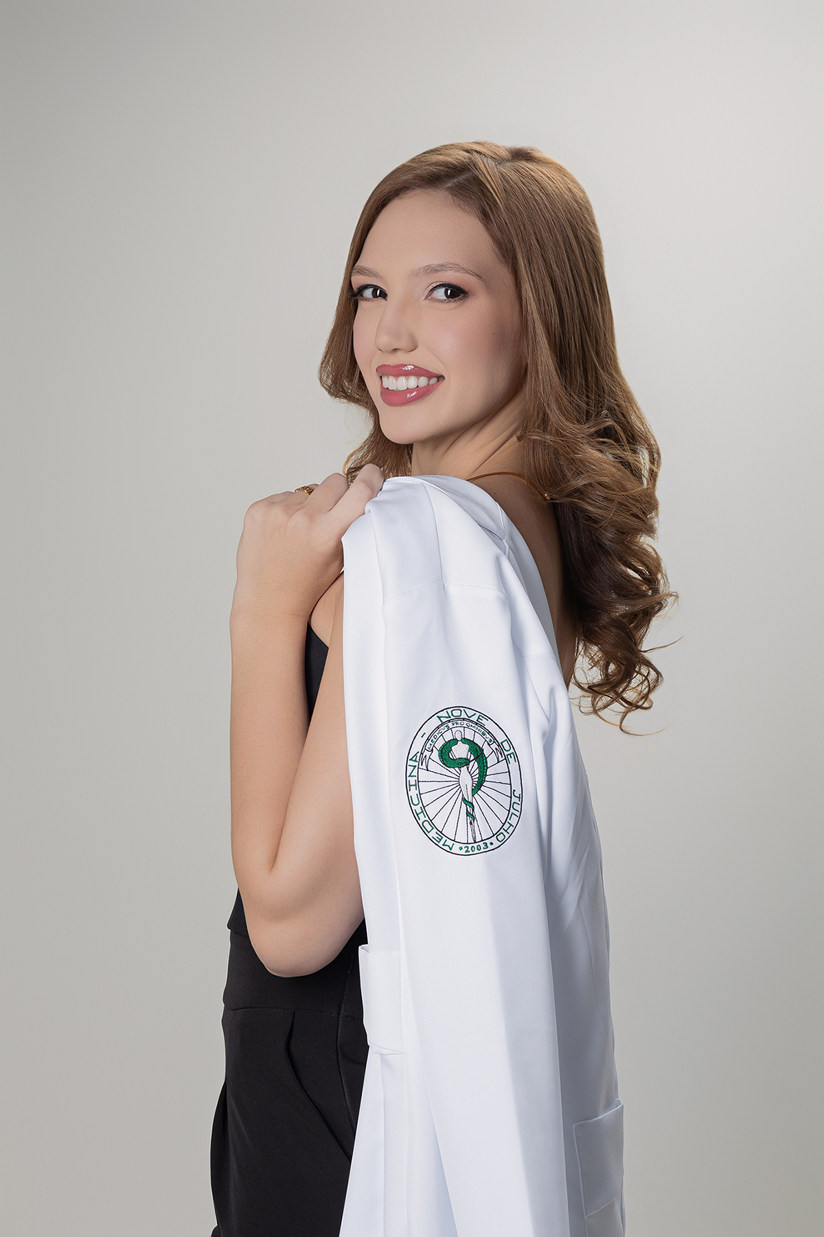 Meio médico, formatura, fotos, formando, estudio, xinguara, flaviomarquesfotografias, ensaio, feminino, familia, estudio, cleia nunes, fotos, medicina, formatura, formando, beca, jaleco