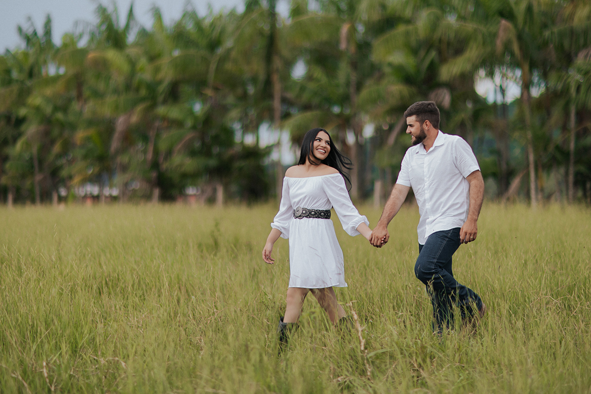 allerrandra, marcos, ensaio, casal, fotos, noivos, pré-casamento, fazenda, cowntry, country, farm, fazenda, vestido branco, gado, nelore, fotos, sorriso