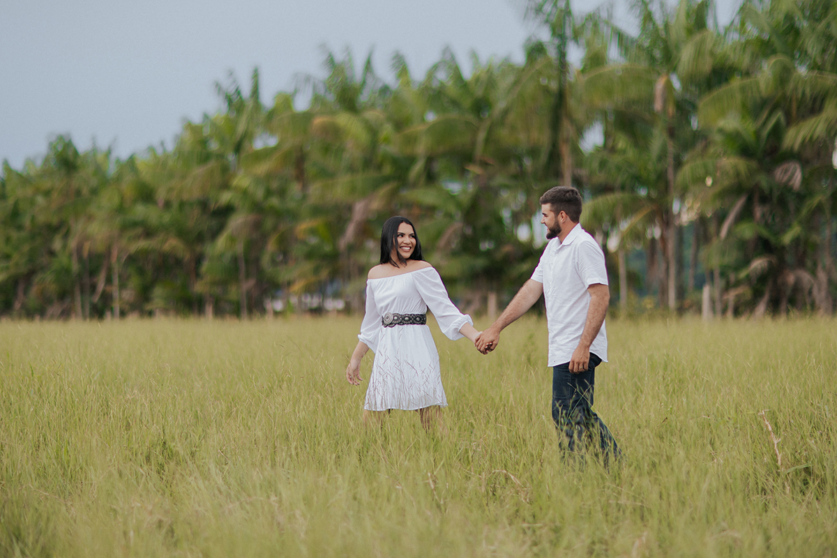 allerrandra, marcos, ensaio, casal, fotos, noivos, pré-casamento, fazenda, cowntry, country, farm, fazenda, vestido branco, gado, nelore, fotos, sorriso