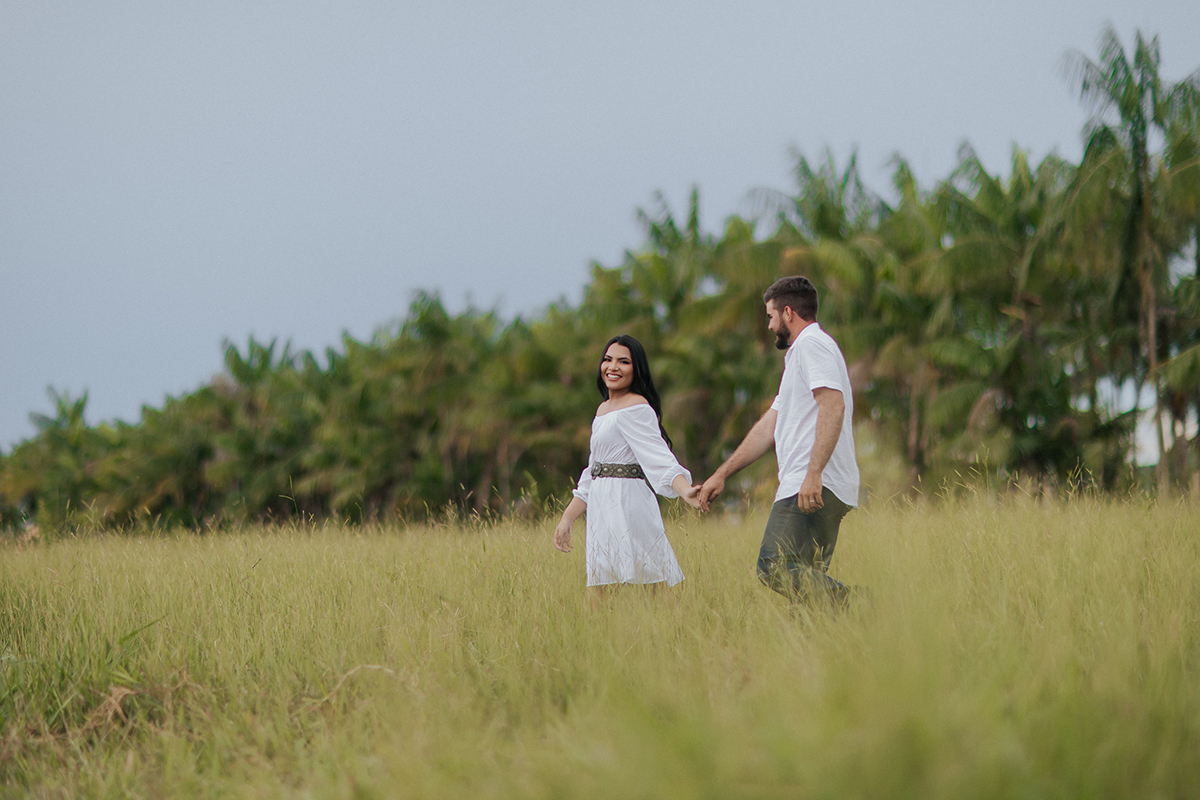 allerrandra, marcos, ensaio, casal, fotos, noivos, pré-casamento, fazenda, cowntry, country, farm, fazenda, vestido branco, gado, nelore, fotos, sorriso