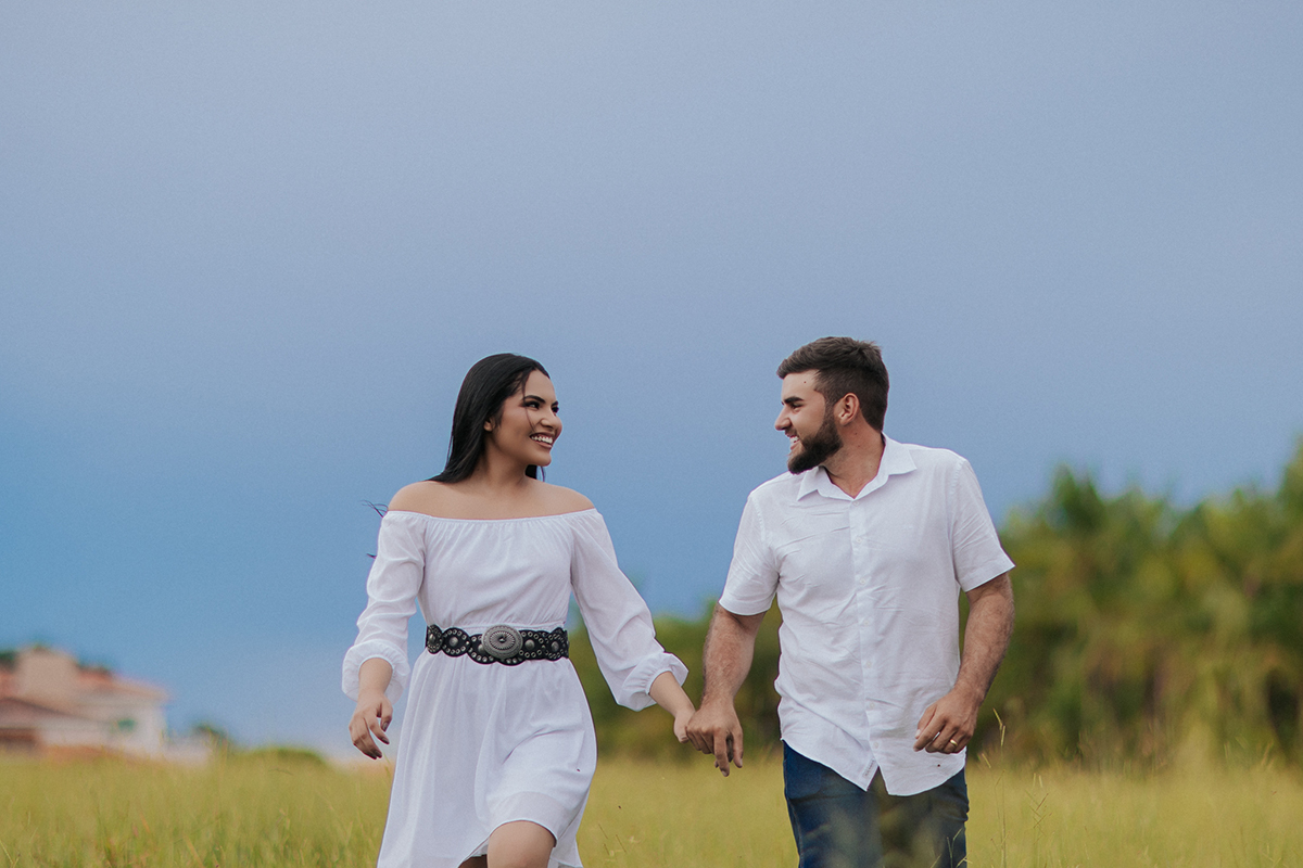 allerrandra, marcos, ensaio, casal, fotos, noivos, pré-casamento, fazenda, cowntry, country, farm, fazenda, vestido branco, gado, nelore, fotos, sorriso