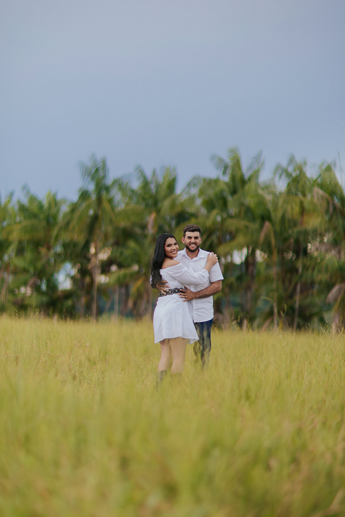 allerrandra, marcos, ensaio, casal, fotos, noivos, pré-casamento, fazenda, cowntry, country, farm, fazenda, vestido branco, gado, nelore, fotos, sorriso