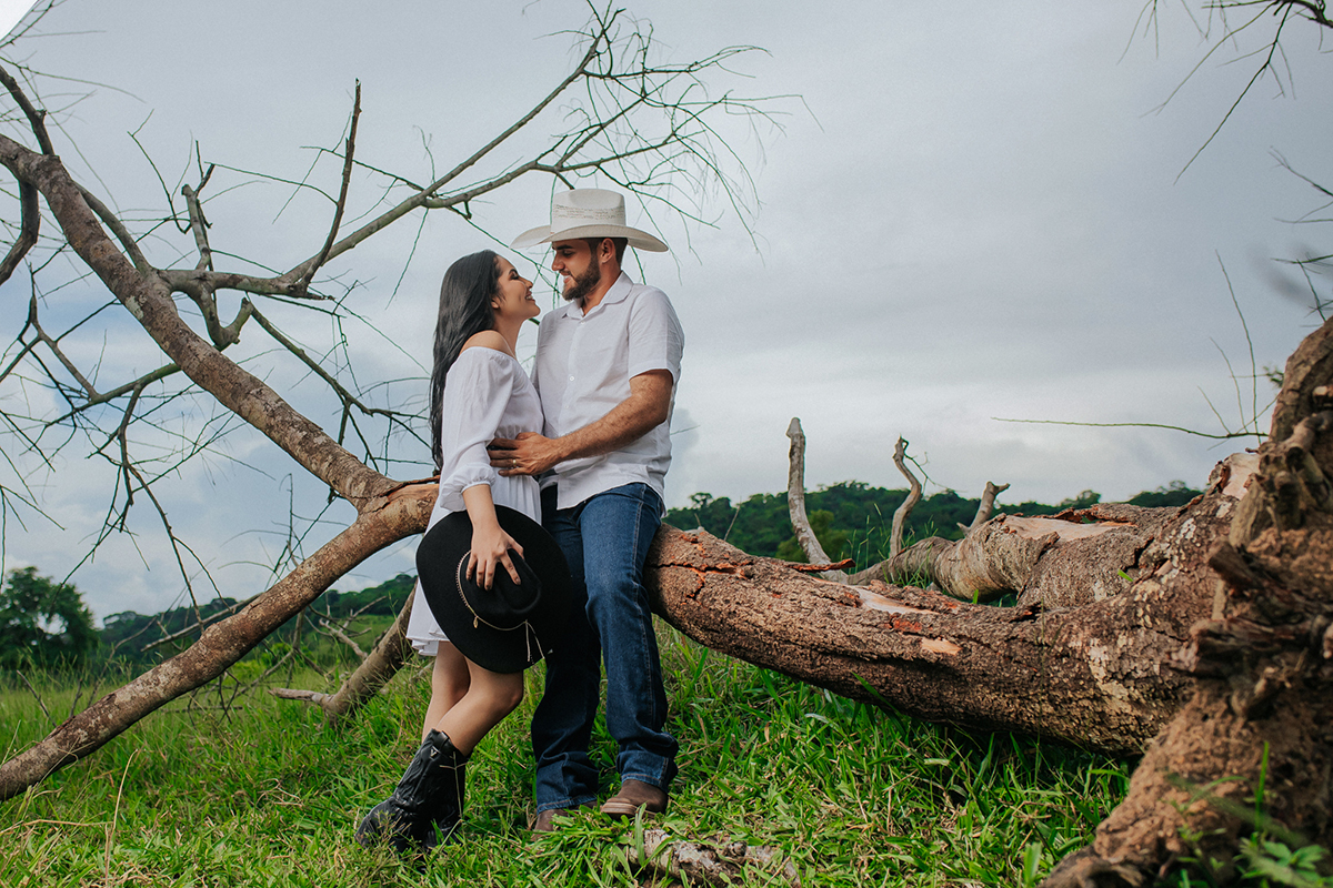 allerrandra, marcos, ensaio, casal, fotos, noivos, pré-casamento, fazenda, cowntry, country, farm, fazenda, vestido branco, gado, nelore, fotos, sorriso