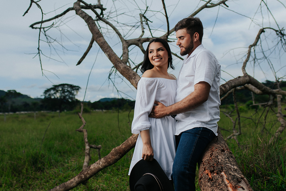 allerrandra, marcos, ensaio, casal, fotos, noivos, pré-casamento, fazenda, cowntry, country, farm, fazenda, vestido branco, gado, nelore, fotos, sorriso