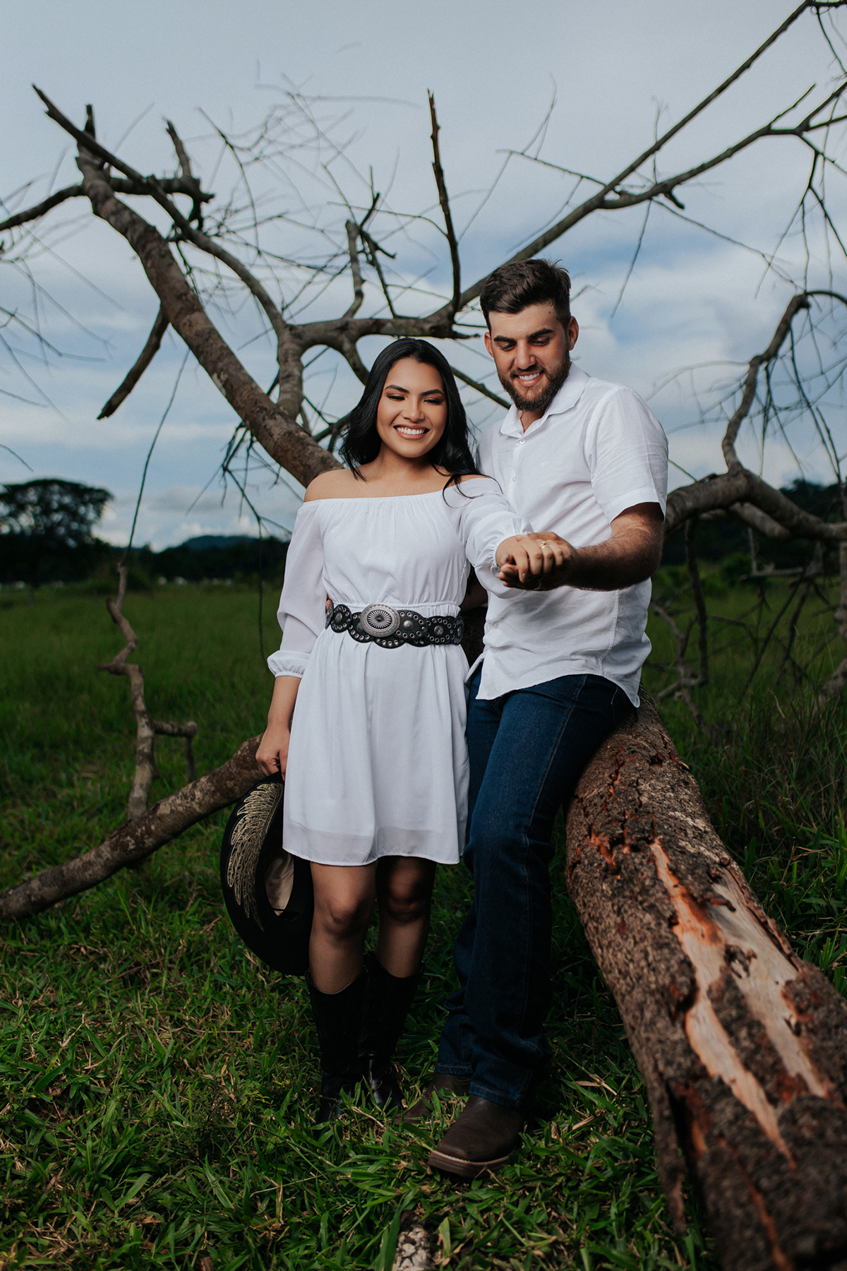 allerrandra, marcos, ensaio, casal, fotos, noivos, pré-casamento, fazenda, cowntry, country, farm, fazenda, vestido branco, gado, nelore, fotos, sorriso