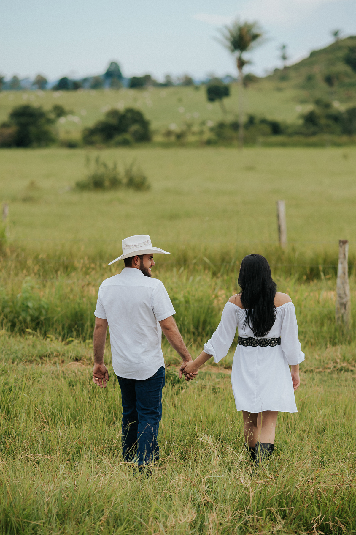 allerrandra, marcos, ensaio, casal, fotos, noivos, pré-casamento, fazenda, cowntry, country, farm, fazenda, vestido branco, gado, nelore, fotos, sorriso