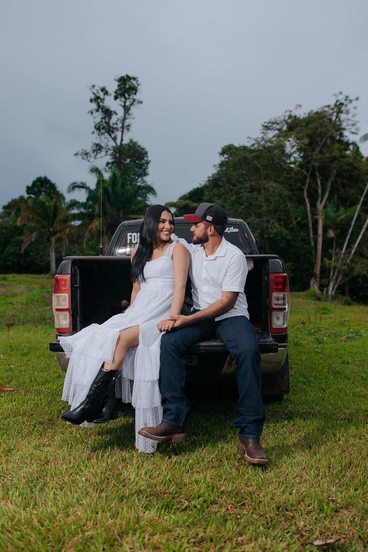allerrandra, marcos, ensaio, casal, fotos, noivos, pré-casamento, fazenda, cowntry, country, farm, fazenda, vestido branco, gado, nelore, fotos, sorriso