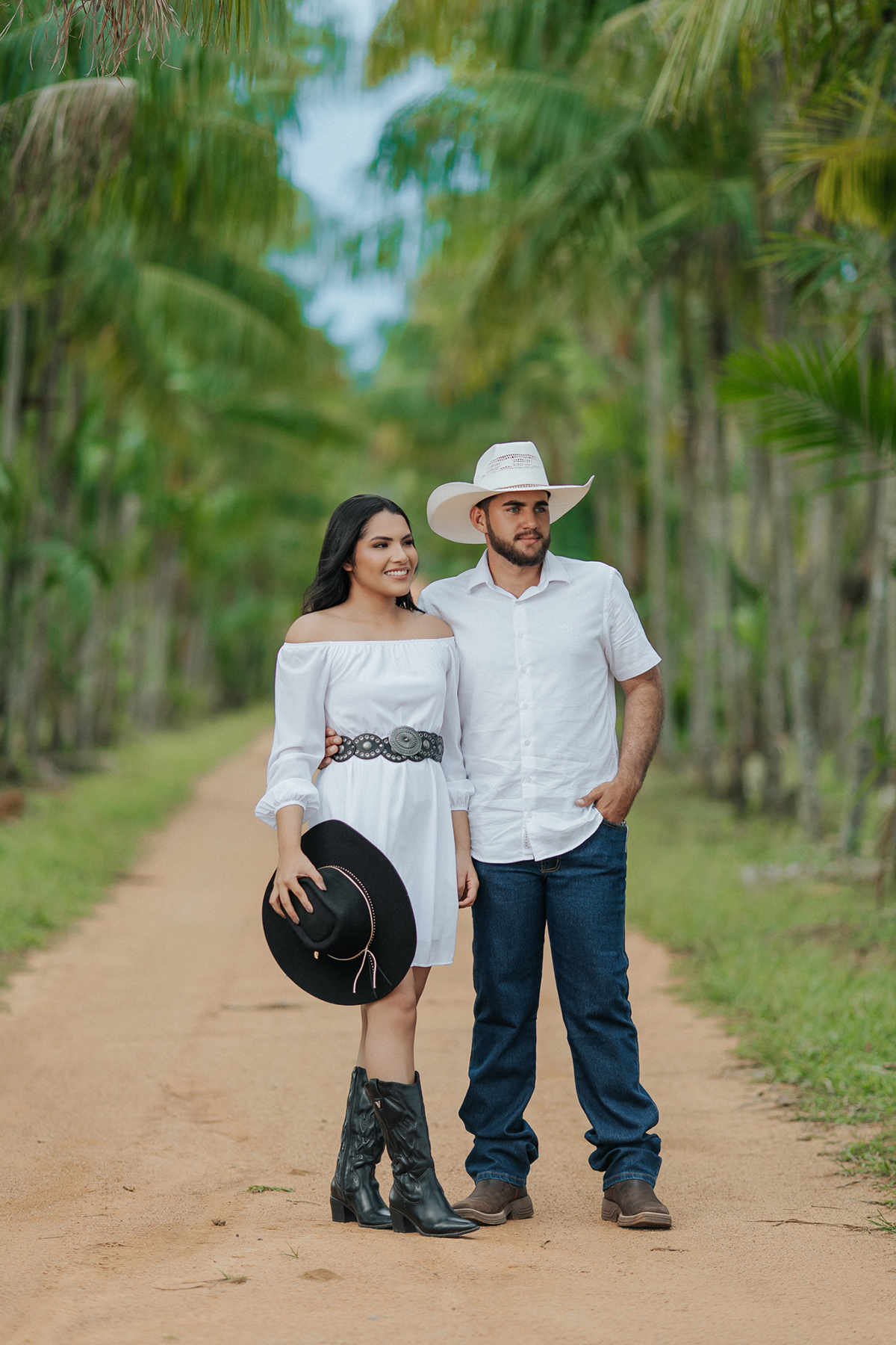 allerrandra, marcos, ensaio, casal, fotos, noivos, pré-casamento, fazenda, cowntry, country, farm, fazenda, vestido branco, gado, nelore, fotos, sorriso