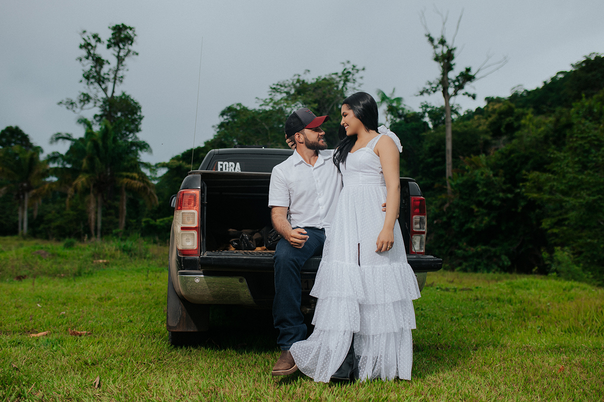 allerrandra, marcos, ensaio, casal, fotos, noivos, pré-casamento, fazenda, cowntry, country, farm, fazenda, vestido branco, gado, nelore, fotos, sorriso