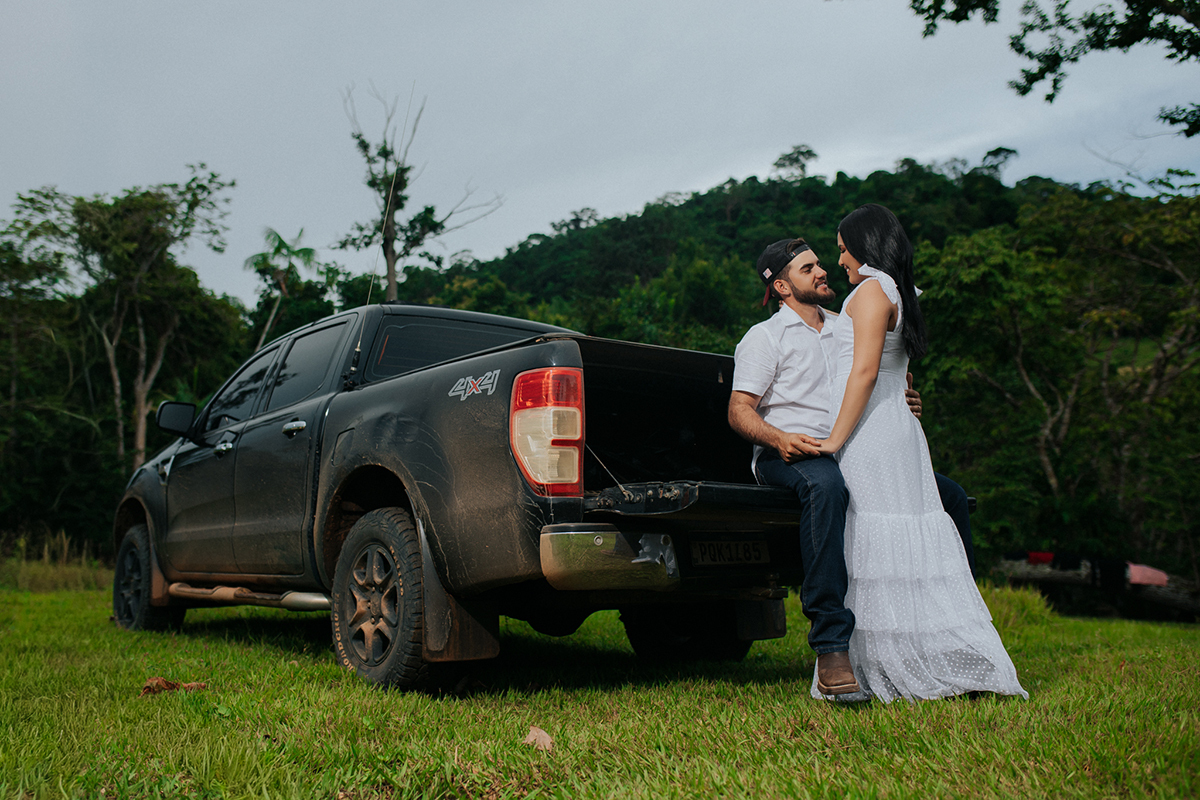 allerrandra, marcos, ensaio, casal, fotos, noivos, pré-casamento, fazenda, cowntry, country, farm, fazenda, vestido branco, gado, nelore, fotos, sorriso