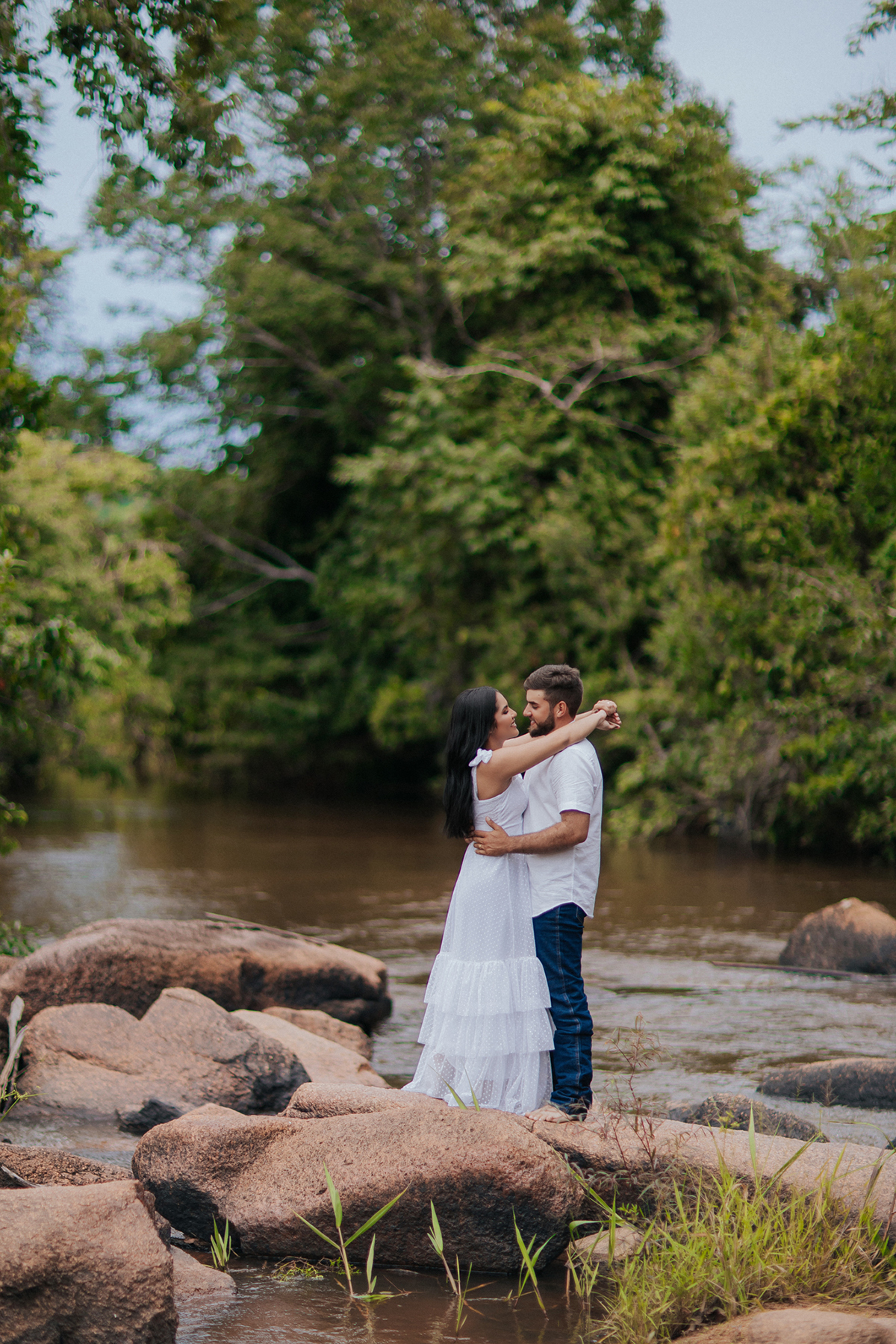 allerrandra, marcos, ensaio, casal, fotos, noivos, pré-casamento, fazenda, cowntry, country, farm, fazenda, vestido branco, gado, nelore, fotos, sorriso