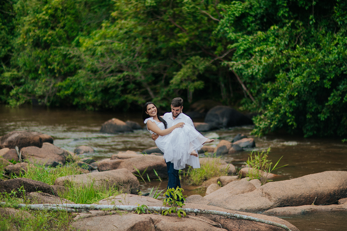 allerrandra, marcos, ensaio, casal, fotos, noivos, pré-casamento, fazenda, cowntry, country, farm, fazenda, vestido branco, gado, nelore, fotos, sorriso