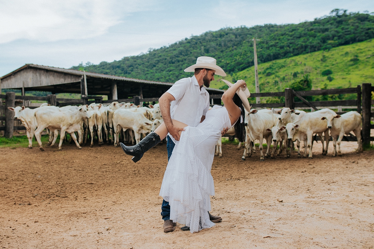 allerrandra, marcos, ensaio, casal, fotos, noivos, pré-casamento, fazenda, cowntry, country, farm, fazenda, vestido branco, gado, nelore, fotos, sorriso