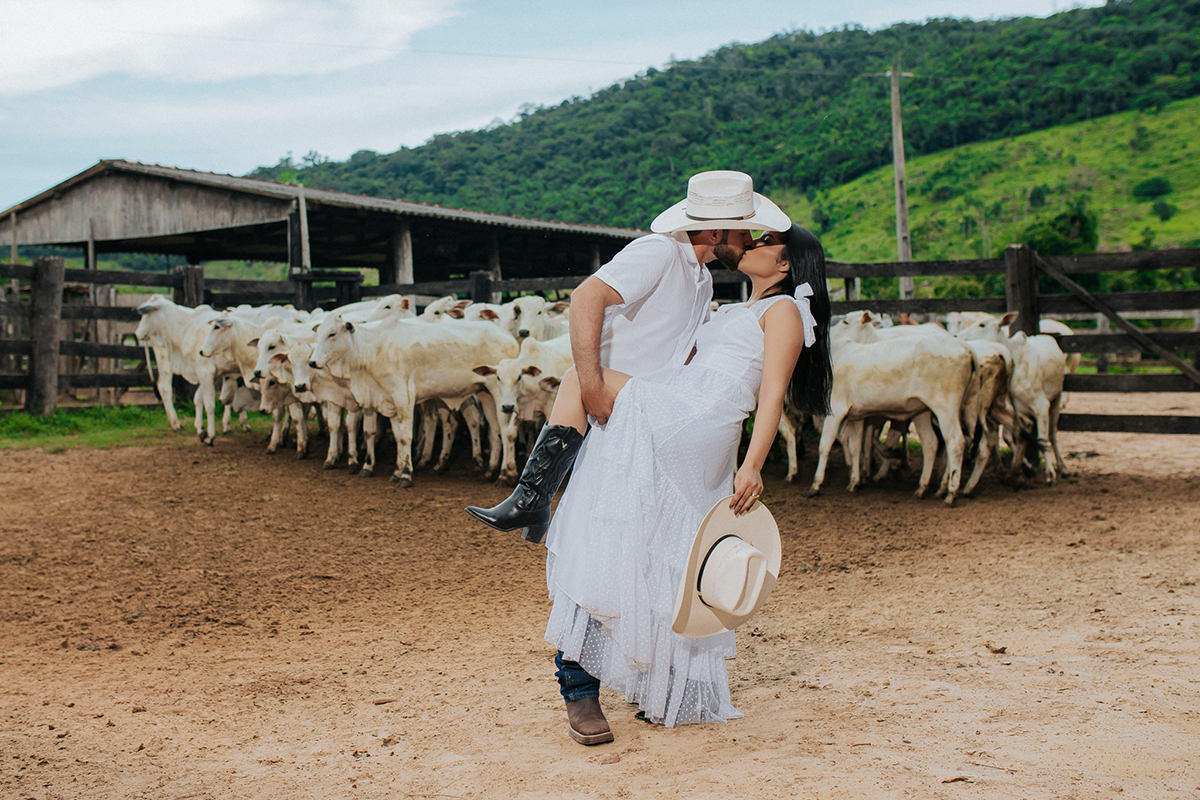 allerrandra, marcos, ensaio, casal, fotos, noivos, pré-casamento, fazenda, cowntry, country, farm, fazenda, vestido branco, gado, nelore, fotos, sorriso