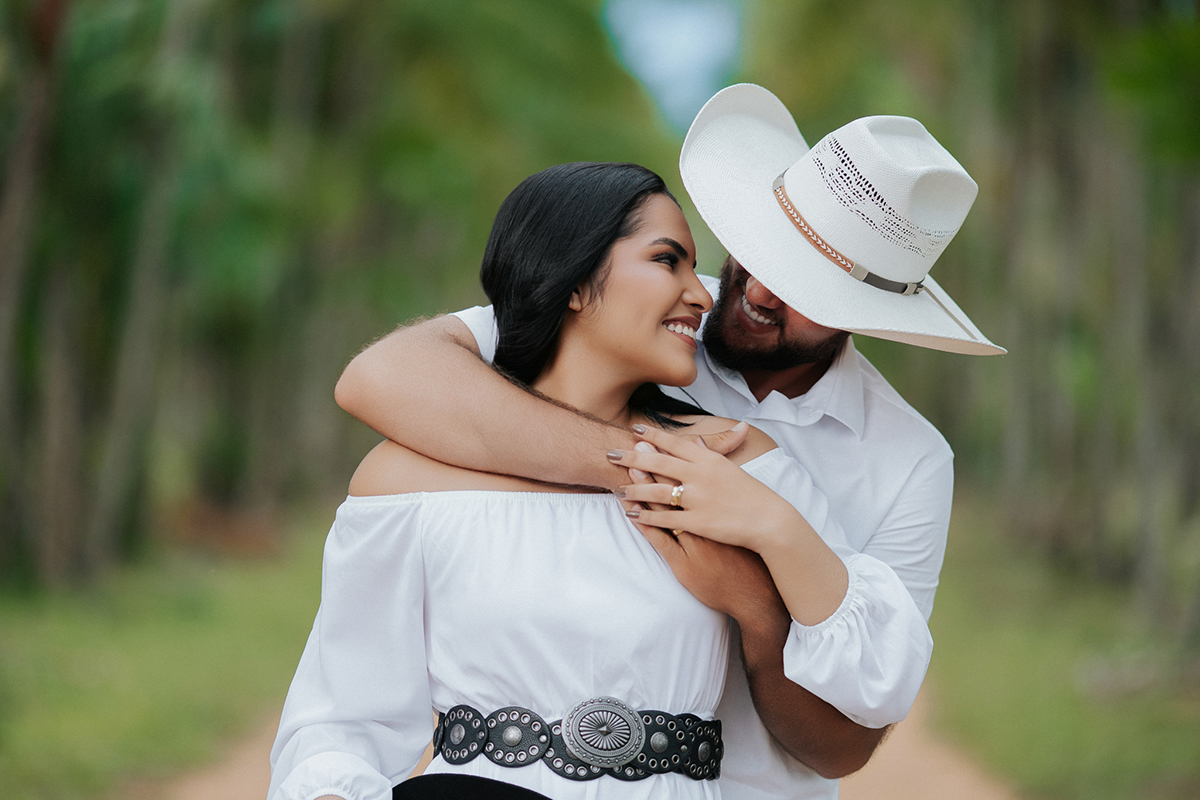 allerrandra, marcos, ensaio, casal, fotos, noivos, pré-casamento, fazenda, cowntry, country, farm, fazenda, vestido branco, gado, nelore, fotos, sorriso