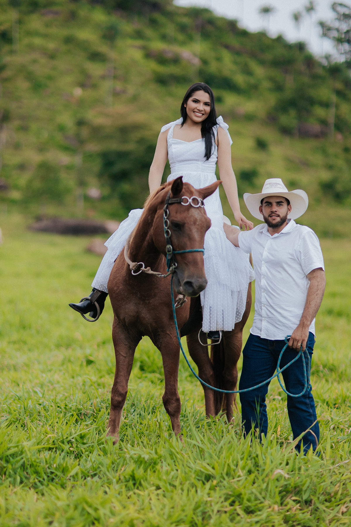 allerrandra, marcos, ensaio, casal, fotos, noivos, pré-casamento, fazenda, cowntry, country, farm, fazenda, vestido branco, gado, nelore, fotos, sorriso