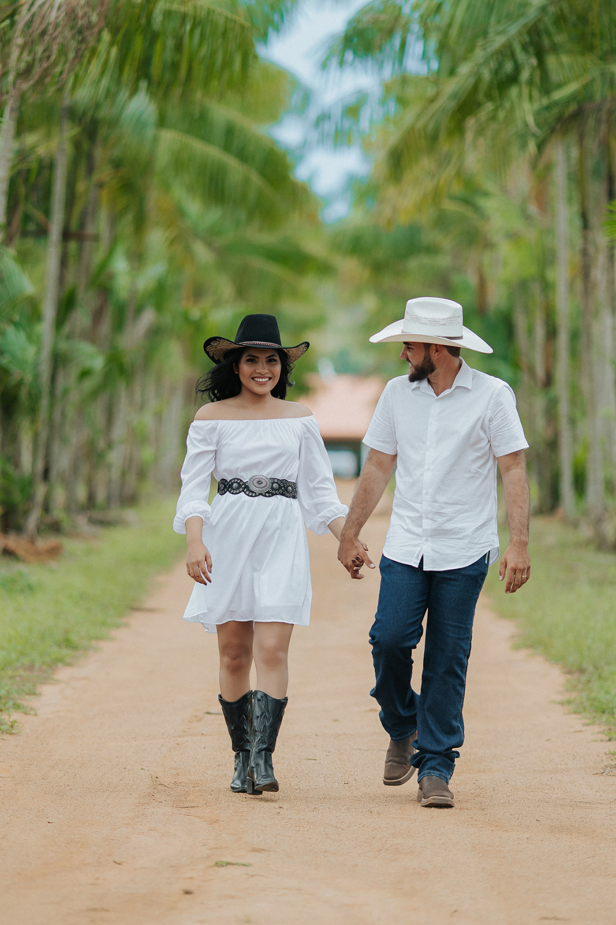 allerrandra, marcos, ensaio, casal, fotos, noivos, pré-casamento, fazenda, cowntry, country, farm, fazenda, vestido branco, gado, nelore, fotos, sorriso
