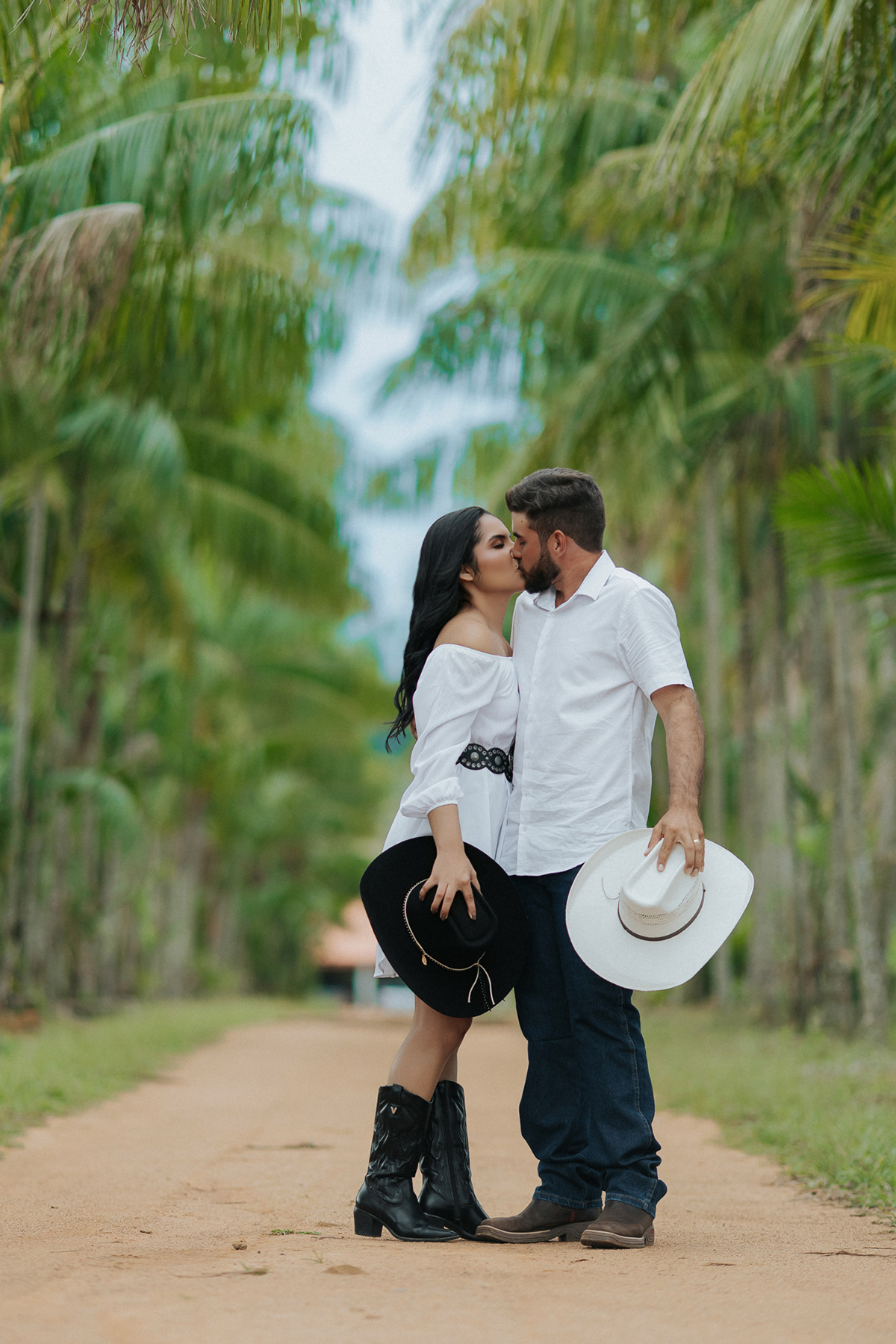 allerrandra, marcos, ensaio, casal, fotos, noivos, pré-casamento, fazenda, cowntry, country, farm, fazenda, vestido branco, gado, nelore, fotos, sorriso