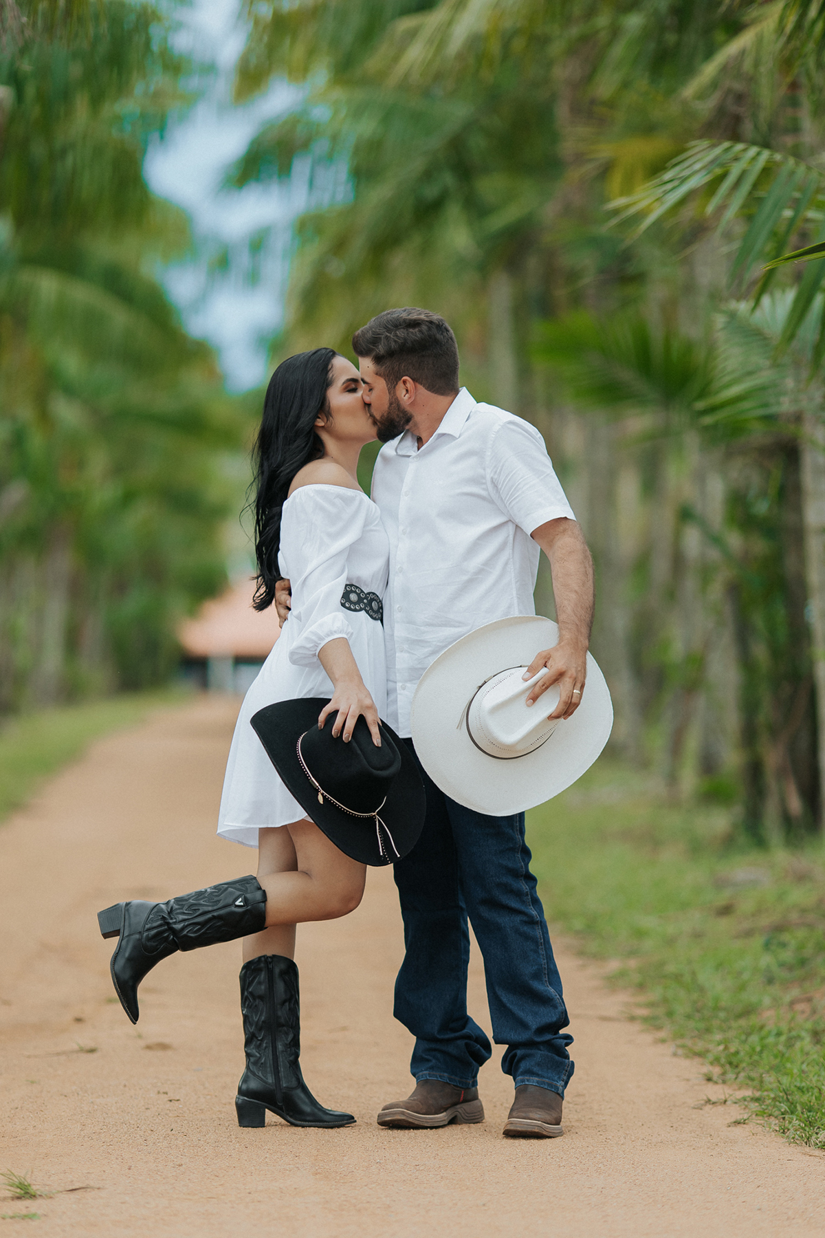 allerrandra, marcos, ensaio, casal, fotos, noivos, pré-casamento, fazenda, cowntry, country, farm, fazenda, vestido branco, gado, nelore, fotos, sorriso