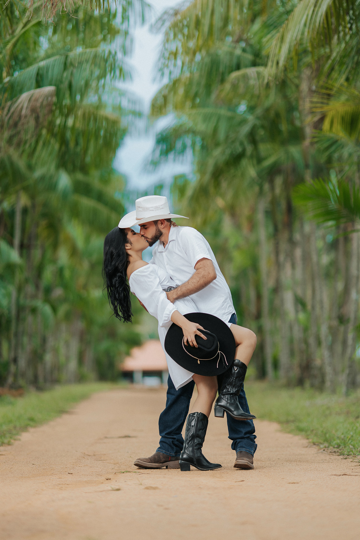 allerrandra, marcos, ensaio, casal, fotos, noivos, pré-casamento, fazenda, cowntry, country, farm, fazenda, vestido branco, gado, nelore, fotos, sorriso