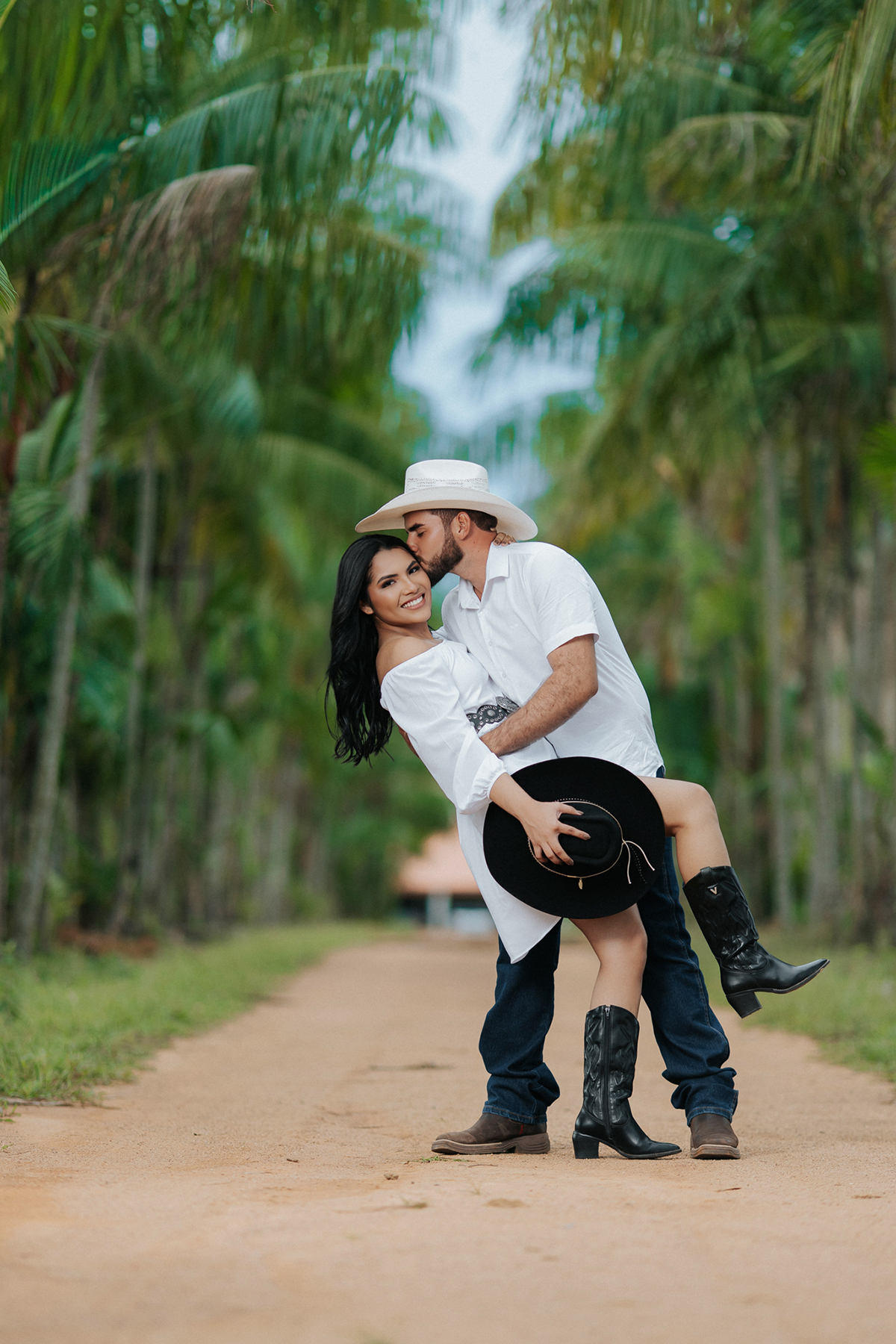allerrandra, marcos, ensaio, casal, fotos, noivos, pré-casamento, fazenda, cowntry, country, farm, fazenda, vestido branco, gado, nelore, fotos, sorriso