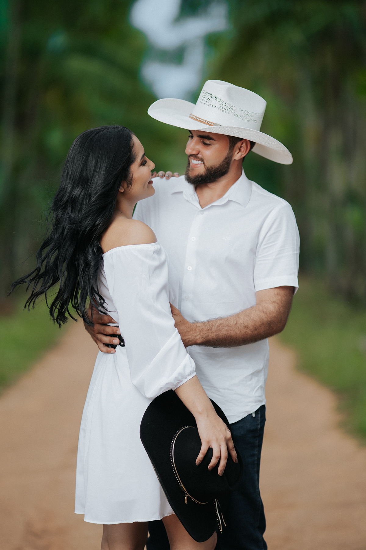 allerrandra, marcos, ensaio, casal, fotos, noivos, pré-casamento, fazenda, cowntry, country, farm, fazenda, vestido branco, gado, nelore, fotos, sorriso