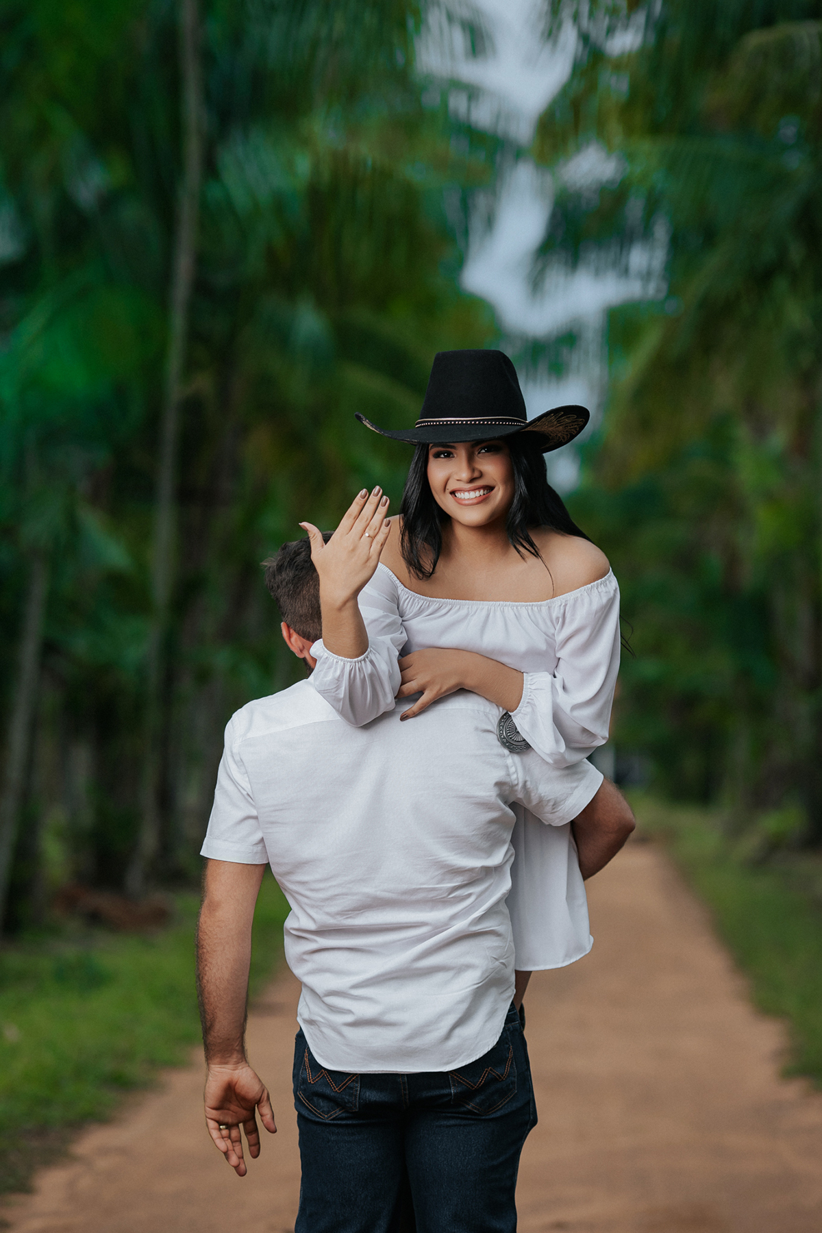 allerrandra, marcos, ensaio, casal, fotos, noivos, pré-casamento, fazenda, cowntry, country, farm, fazenda, vestido branco, gado, nelore, fotos, sorriso