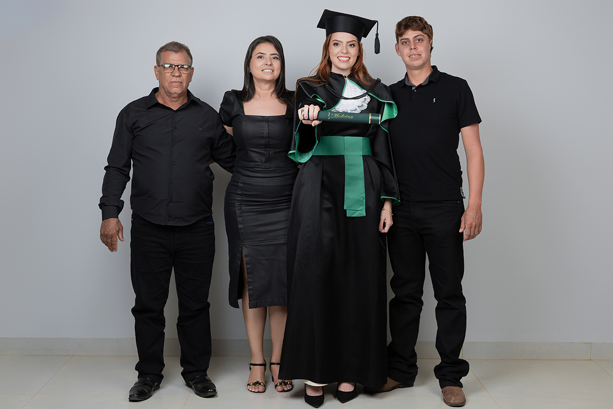 Juliana, médica, são félix do xingu, fotos, estudio, clinica, formanda, formatura, beca, canudo, formatura, ensaio, feminino, ensaio formatura, ensaio formando, flaviomarquesfotografias