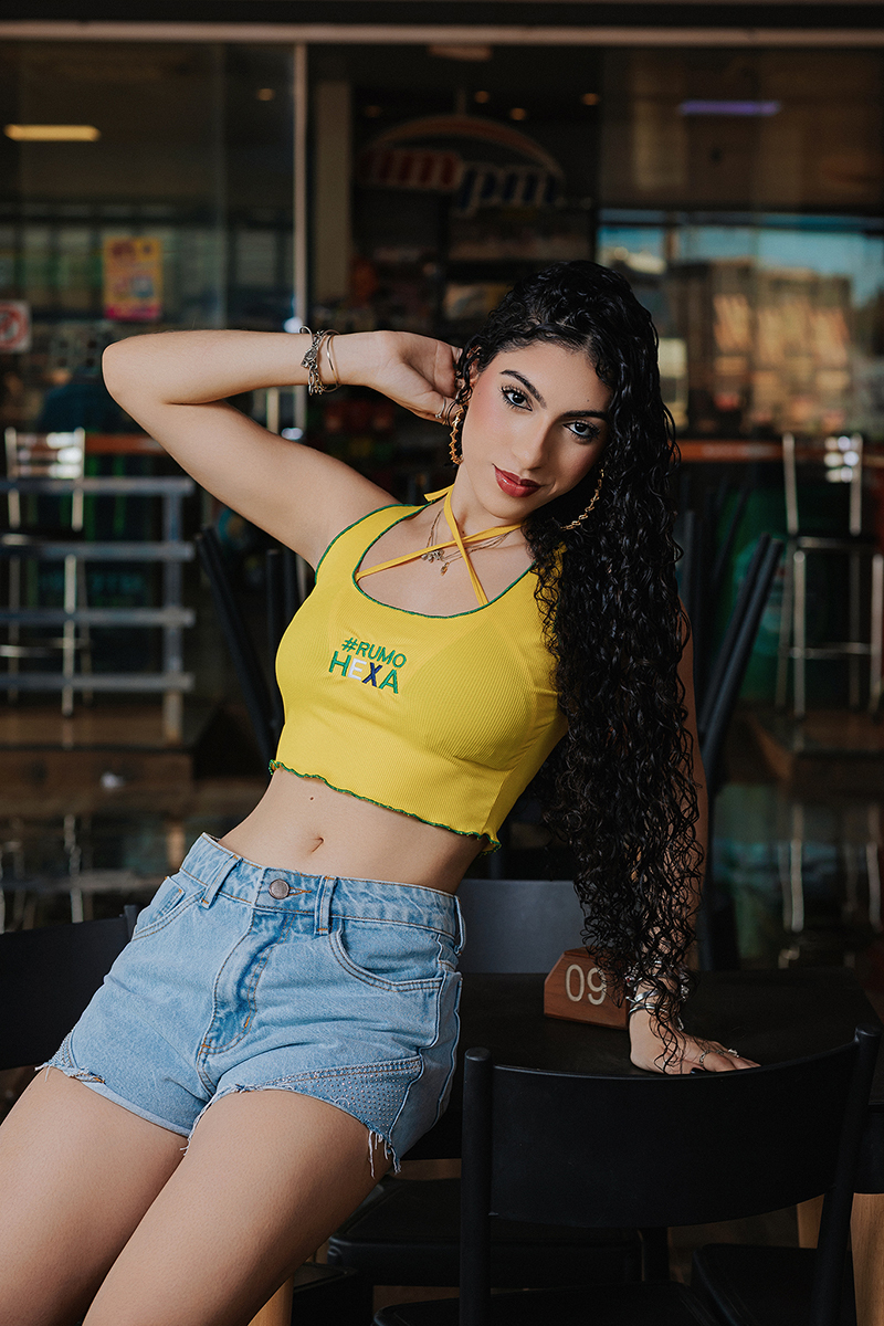 ensaio feminino, fotos brasilcore, modelo feminina, look copa do mundo, ensaio boteco, mesa de sinuca, cropped amarelo, biquini verde e amarelo, shorts jeans, book externo, fotografia feminina, brasilidade, fotos bar popular, rumo ao hexa, xinguara pará
