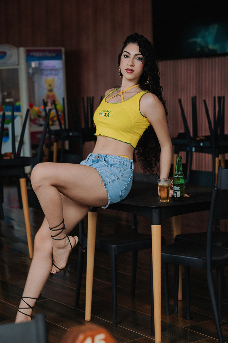 ensaio feminino, fotos brasilcore, modelo feminina, look copa do mundo, ensaio boteco, mesa de sinuca, cropped amarelo, biquini verde e amarelo, shorts jeans, book externo, fotografia feminina, brasilidade, fotos bar popular, rumo ao hexa, xinguara pará