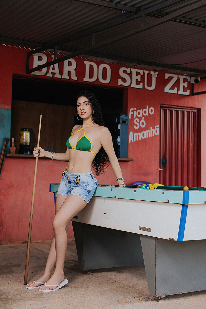 ensaio feminino, fotos brasilcore, modelo feminina, look copa do mundo, ensaio boteco, mesa de sinuca, cropped amarelo, biquini verde e amarelo, shorts jeans, book externo, fotografia feminina, brasilidade, fotos bar popular, rumo ao hexa, xinguara pará