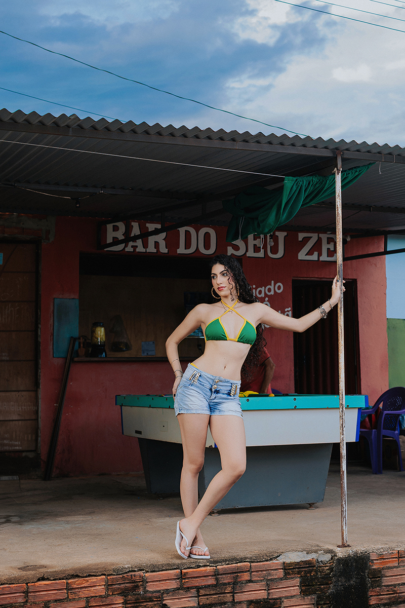 ensaio feminino, fotos brasilcore, modelo feminina, look copa do mundo, ensaio boteco, mesa de sinuca, cropped amarelo, biquini verde e amarelo, shorts jeans, book externo, fotografia feminina, brasilidade, fotos bar popular, rumo ao hexa, xinguara pará