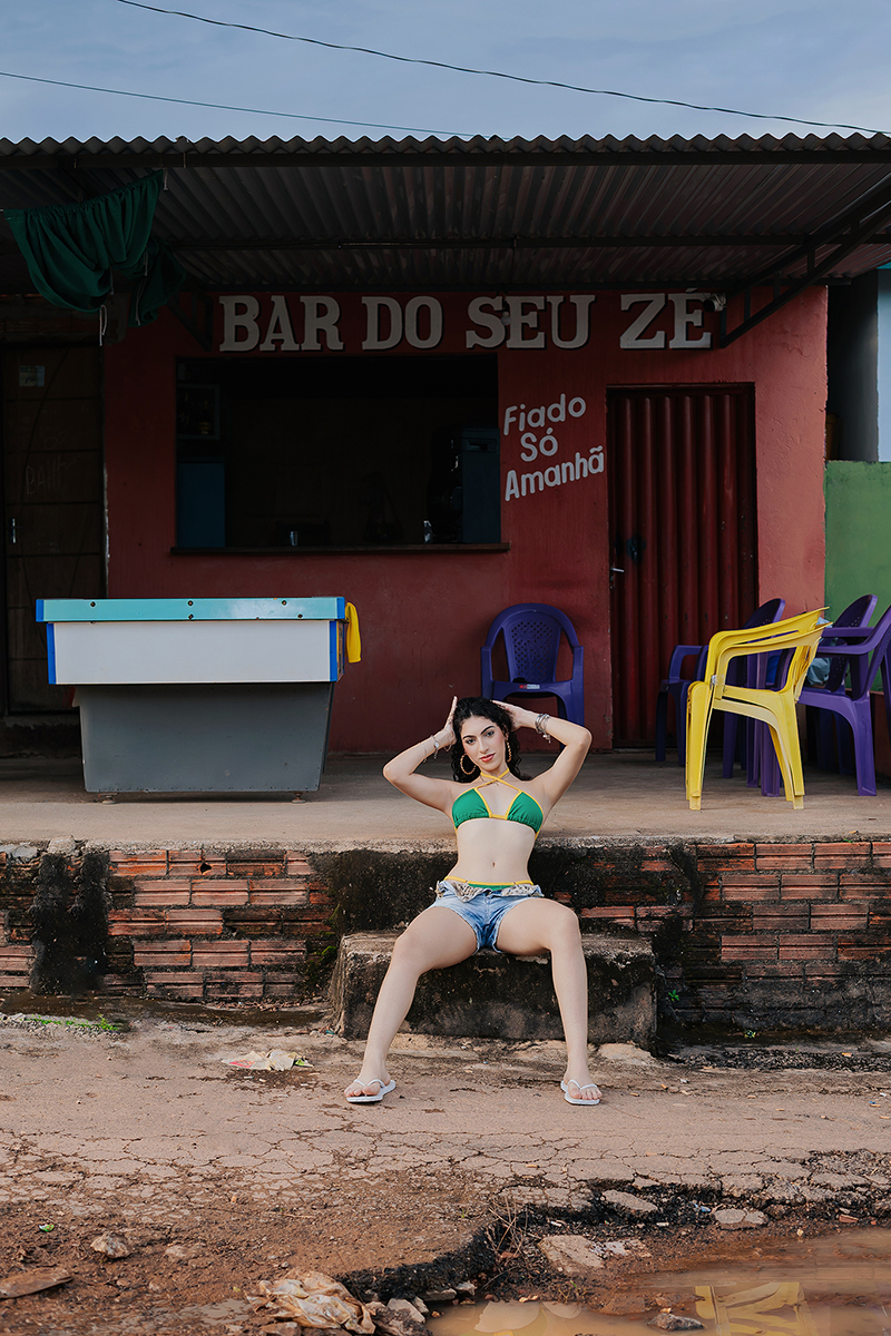 ensaio feminino, fotos brasilcore, modelo feminina, look copa do mundo, ensaio boteco, mesa de sinuca, cropped amarelo, biquini verde e amarelo, shorts jeans, book externo, fotografia feminina, brasilidade, fotos bar popular, rumo ao hexa, xinguara pará