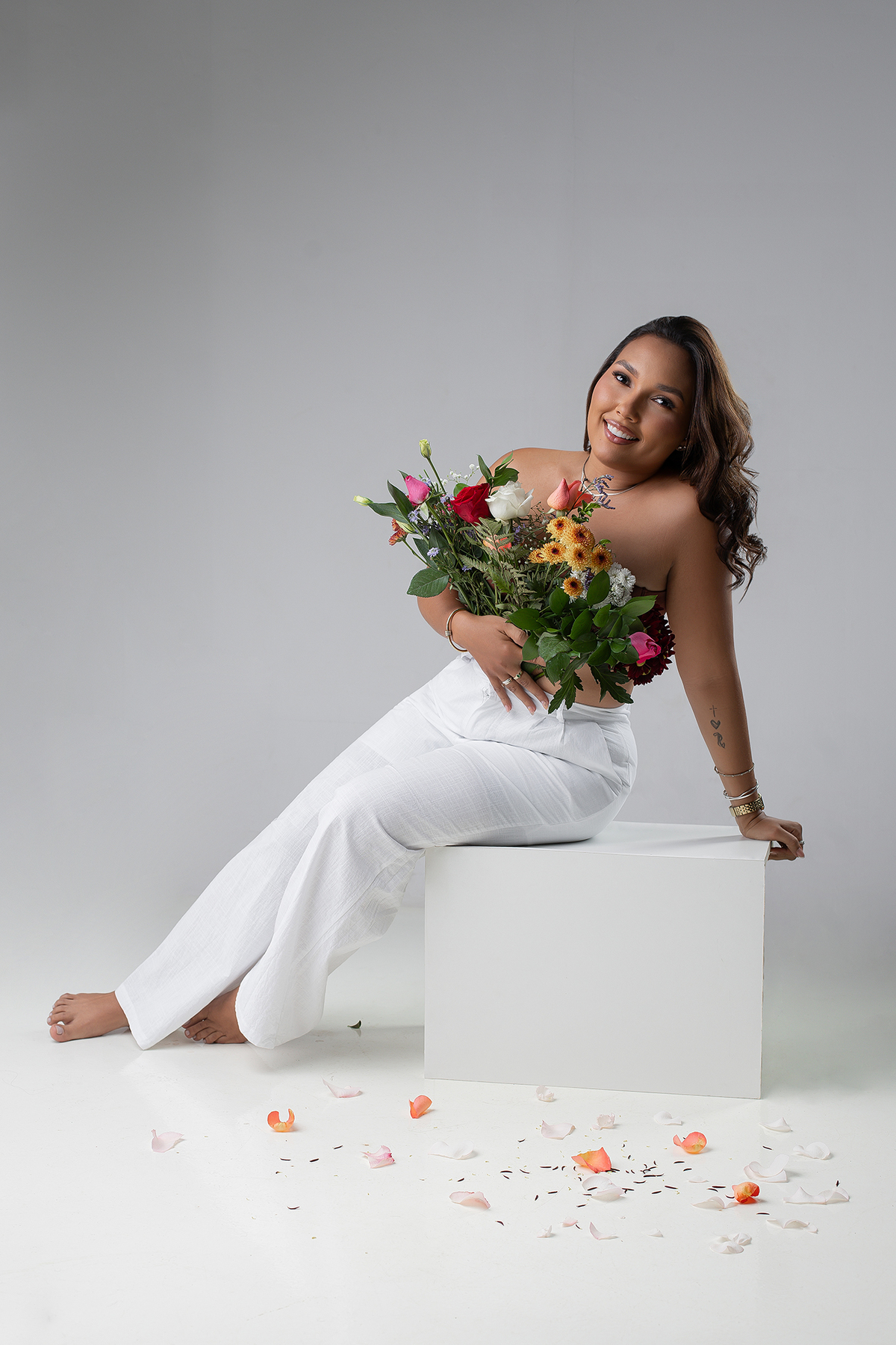 taynara lopes, sessão fotográfica, fotos criativas, ensaio fotográfico, sessão, flaviomarquesfotografias, estudio, xinguara, luz, vestido preto, maquiagem, fundo fotográfico, criativo xinguara, midia xinguara, xinguara, estudio xinguara
