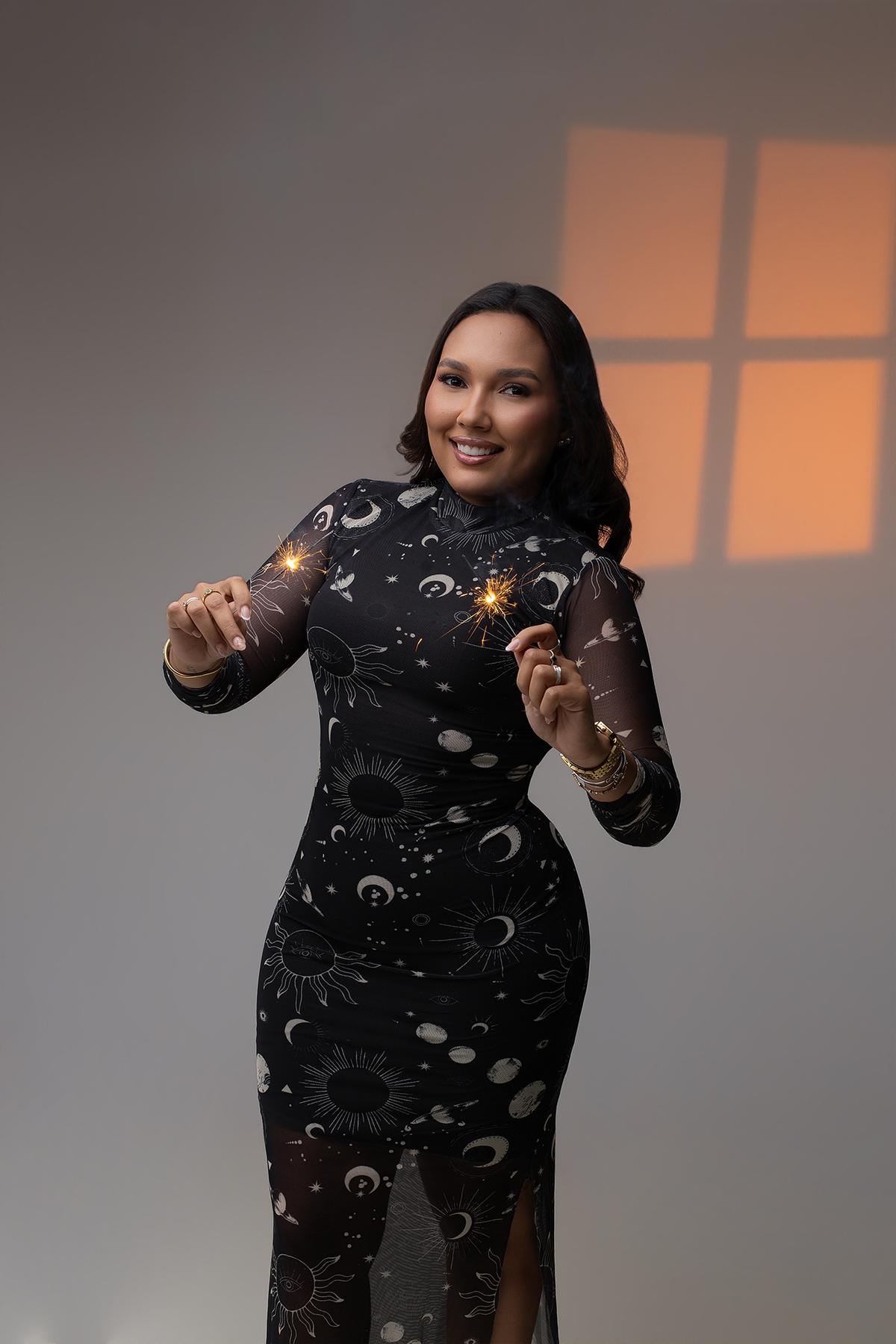 taynara lopes, sessão fotográfica, fotos criativas, ensaio fotográfico, sessão, flaviomarquesfotografias, estudio, xinguara, luz, vestido preto, maquiagem, fundo fotográfico, criativo xinguara, midia xinguara, xinguara, estudio xinguara