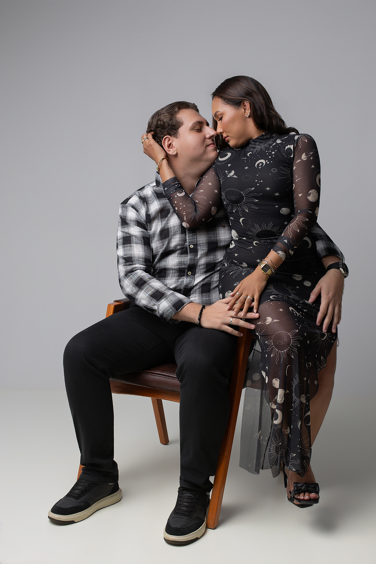 taynara lopes, sessão fotográfica, fotos criativas, ensaio fotográfico, sessão, flaviomarquesfotografias, estudio, xinguara, luz, vestido preto, maquiagem, fundo fotográfico, criativo xinguara, midia xinguara, xinguara, estudio xinguara
