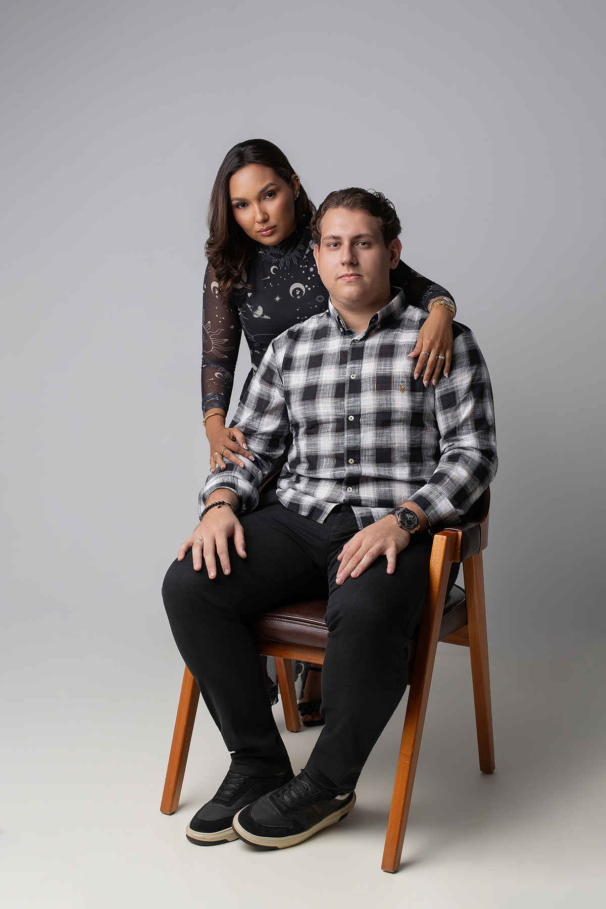 taynara lopes, sessão fotográfica, fotos criativas, ensaio fotográfico, sessão, flaviomarquesfotografias, estudio, xinguara, luz, vestido preto, maquiagem, fundo fotográfico, criativo xinguara, midia xinguara, xinguara, estudio xinguara