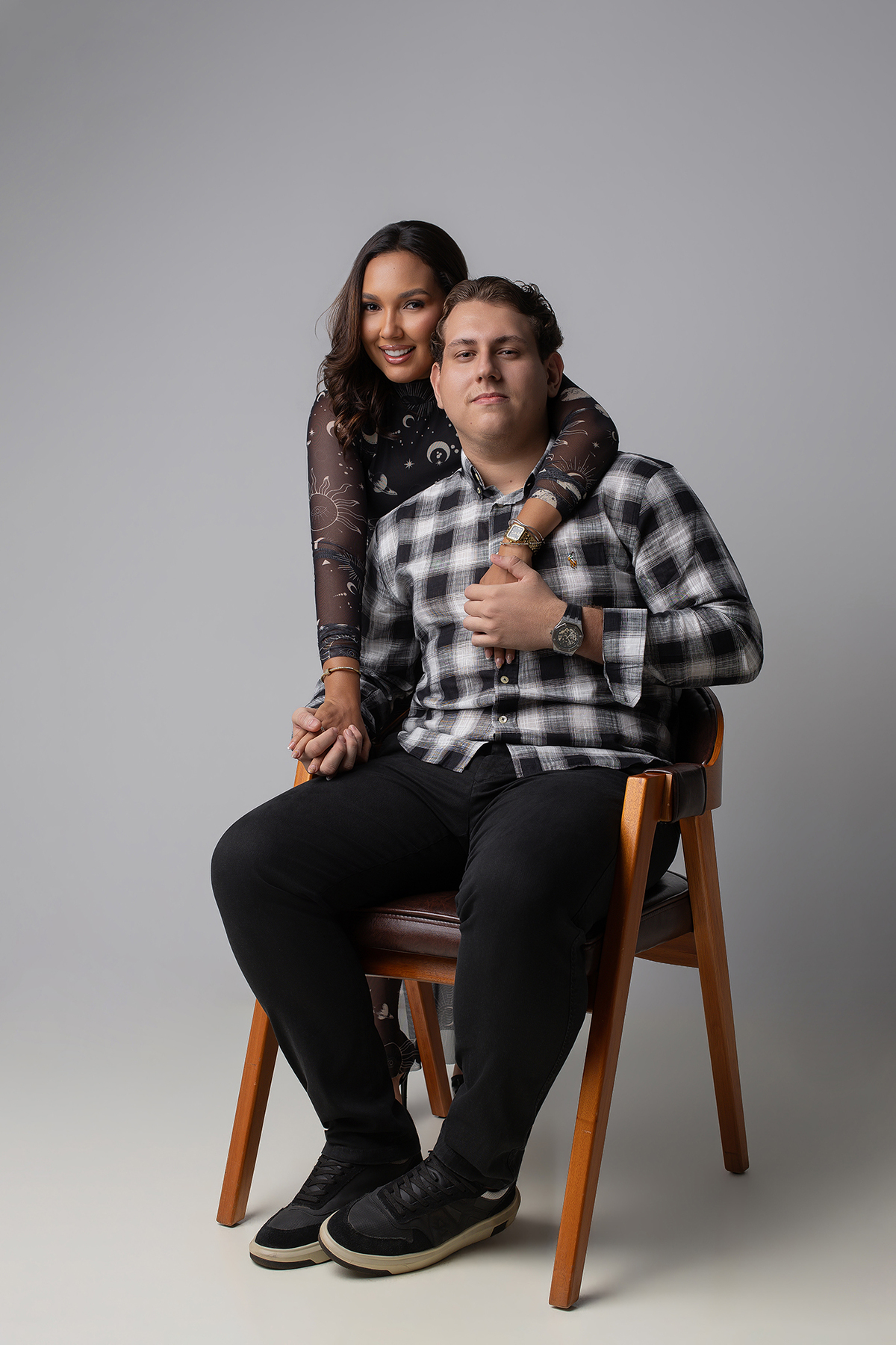 taynara lopes, sessão fotográfica, fotos criativas, ensaio fotográfico, sessão, flaviomarquesfotografias, estudio, xinguara, luz, vestido preto, maquiagem, fundo fotográfico, criativo xinguara, midia xinguara, xinguara, estudio xinguara