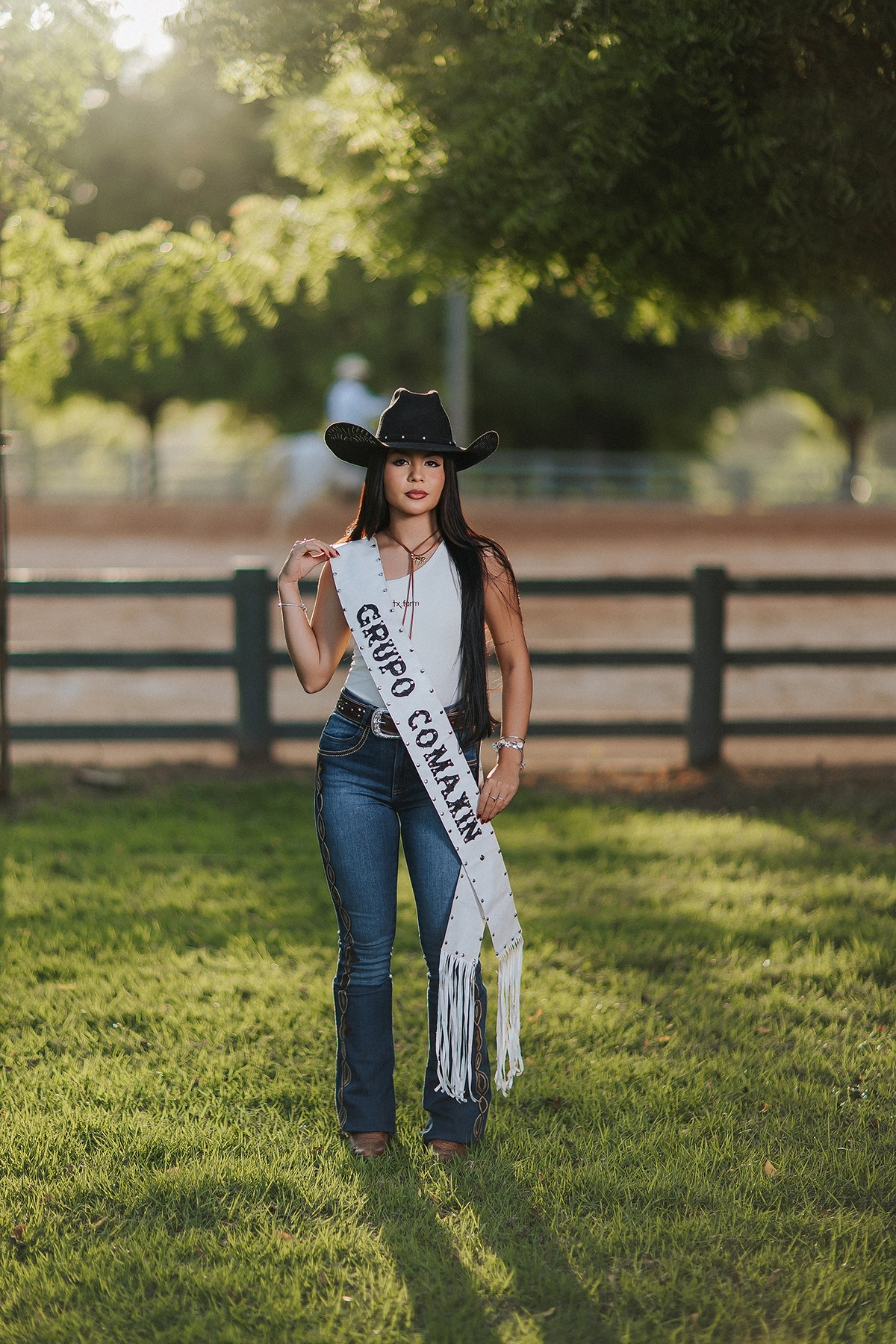 Clara Mello, ensaio fotográfico, sessão fotográfica, rainha fax, fotos ensaio, ideias fotos, ideias estudio, fotos criativas, sessão externa, criativa, fotos country, ensaio cavalos, candidata rainha fax, fax 2026, baile rainha fax