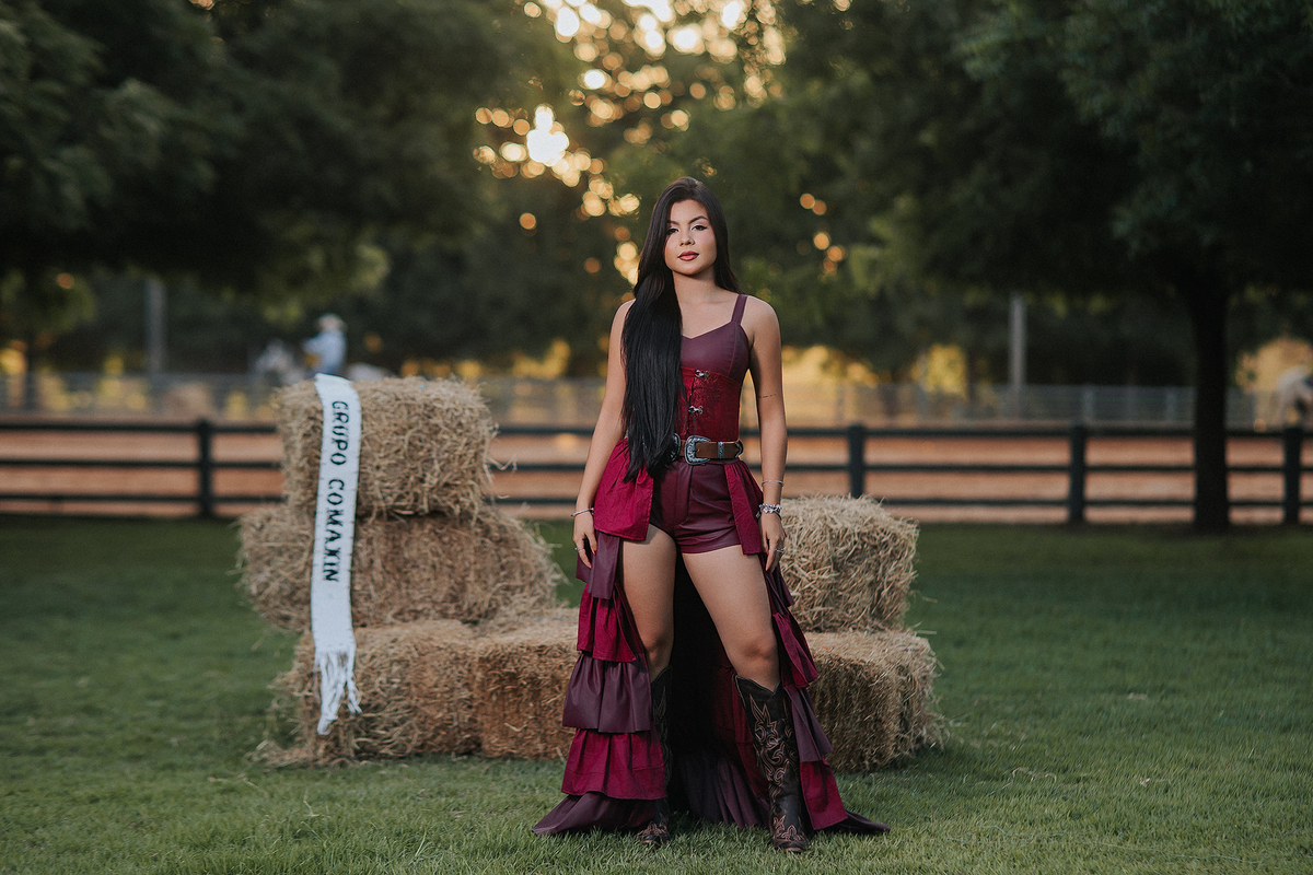 Clara Mello, ensaio fotográfico, sessão fotográfica, rainha fax, fotos ensaio, ideias fotos, ideias estudio, fotos criativas, sessão externa, criativa, fotos country, ensaio cavalos, candidata rainha fax, fax 2026, baile rainha fax