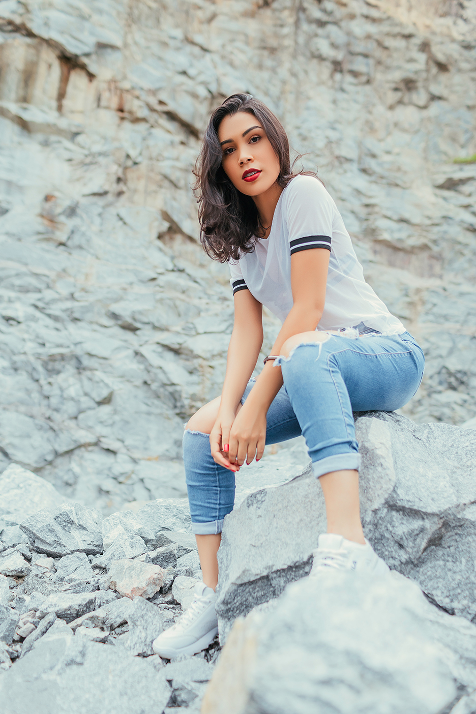 flavio marques, fotografias, pedreira, sandylla, mulher, sensual, sexy, fotos criativas, externa, flavio fotografo, xinguara, fotos por do sol, sol, chuva, jeans, sorriso, maquiagem, mulher, sentada, pedra, britador, xinguara