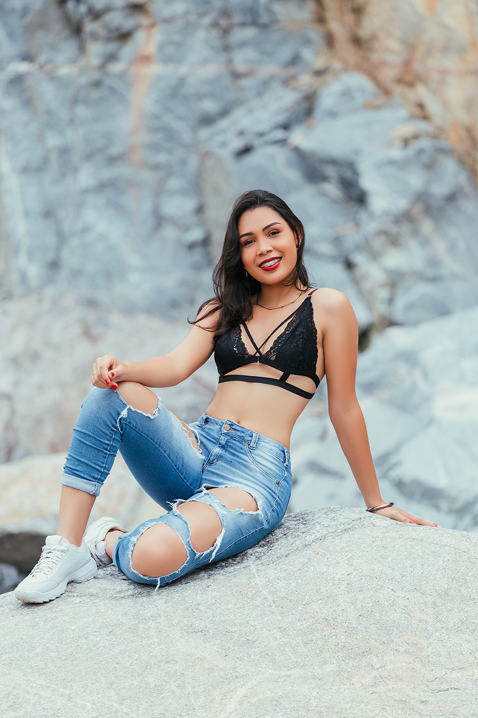 flavio marques, fotografias, pedreira, sandylla, mulher, sensual, sexy, fotos criativas, externa, flavio fotografo, xinguara, fotos por do sol, sol, chuva, jeans, sorriso, maquiagem, mulher, sentada, pedra, britador, xinguara