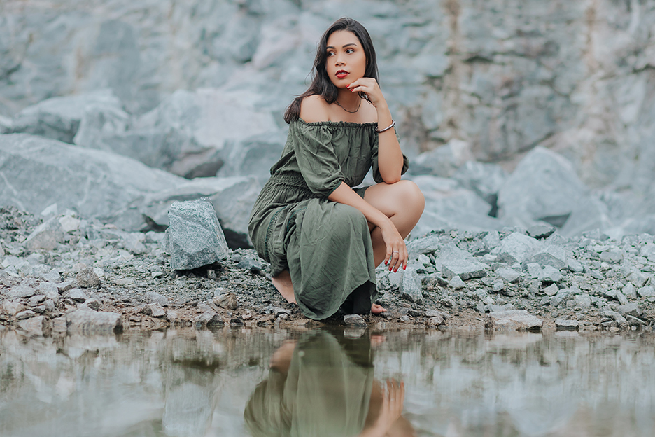 flavio marques, fotografias, pedreira, sandylla, mulher, sensual, sexy, fotos criativas, externa, flavio fotografo, xinguara, fotos por do sol, sol, chuva, jeans, sorriso, maquiagem, mulher, sentada, pedra, britador, xinguara