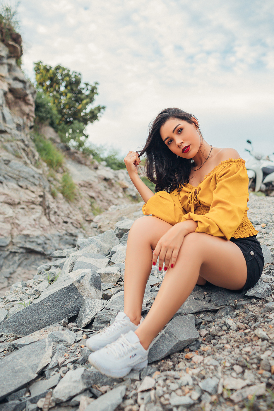 flavio marques, fotografias, pedreira, sandylla, mulher, sensual, sexy, fotos criativas, externa, flavio fotografo, xinguara, fotos por do sol, sol, chuva, jeans, sorriso, maquiagem, mulher, sentada, pedra, britador, xinguara