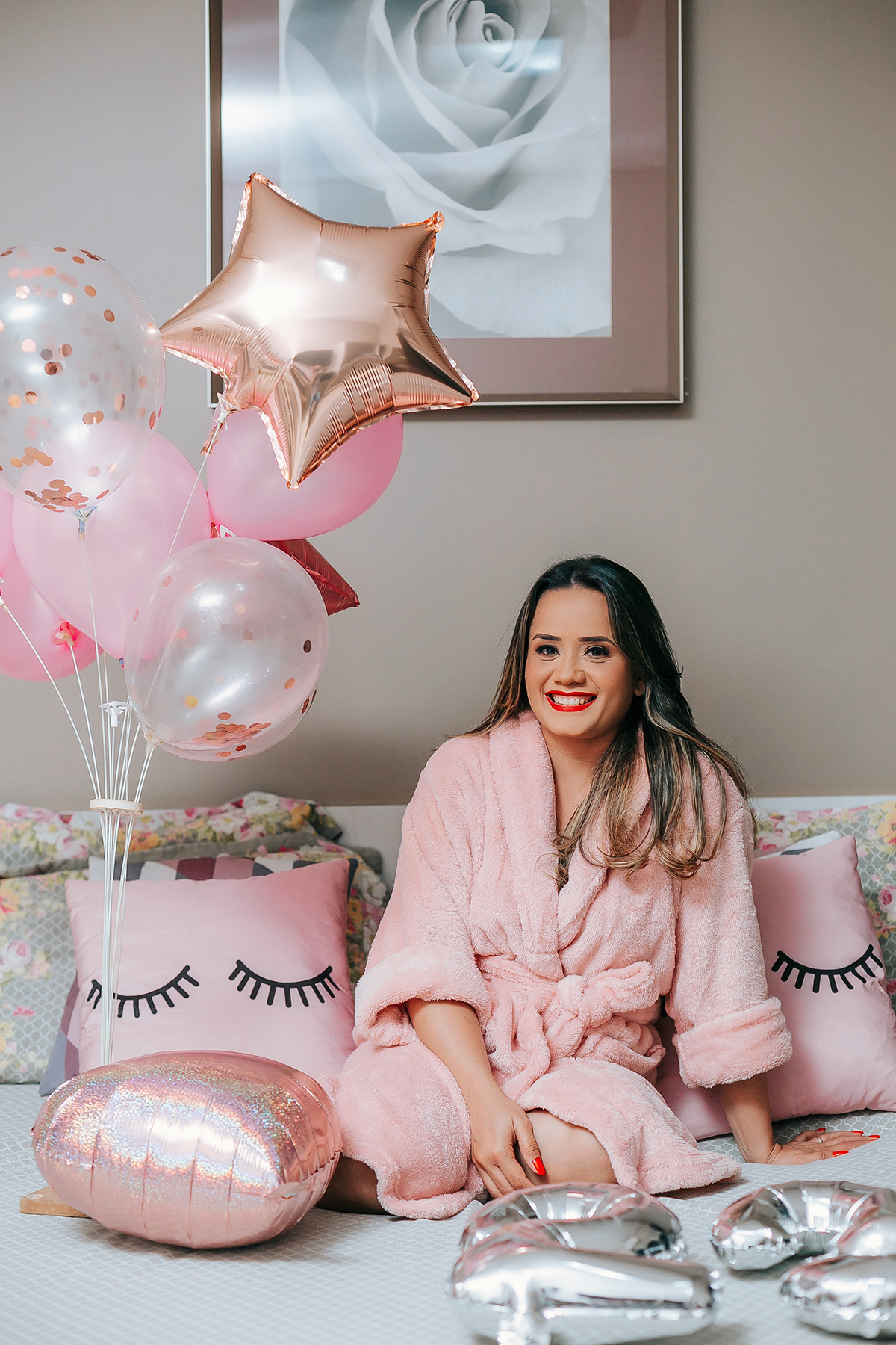ensaio-feminino-aniversario-layla-hotel-fotos-flavio-marques-fotos-sensuais-roupão-luz-maquiagem-delicada-balões-fotos-criativas-pinterest-fotos-tumblr